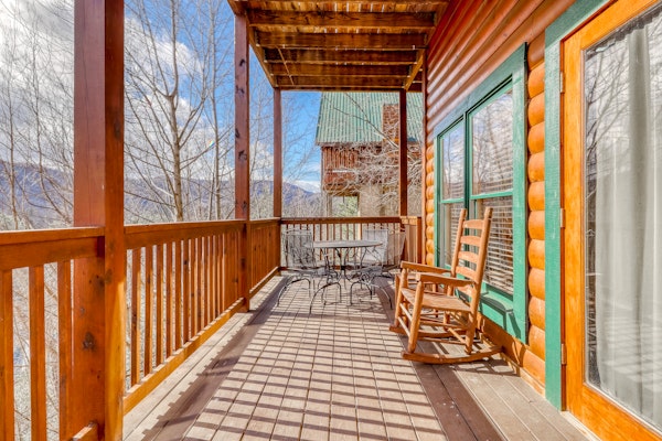 Peaceful cabin in a gated community w/ Free Attraction Tickets & private hot tub