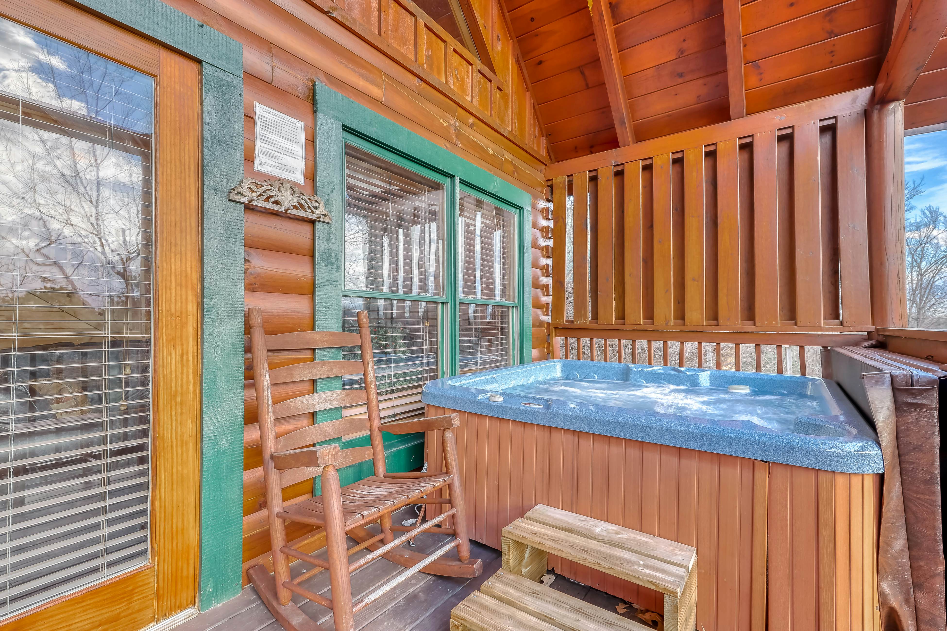 Peaceful cabin in a gated community w/ Free Attraction Tickets & private hot tub