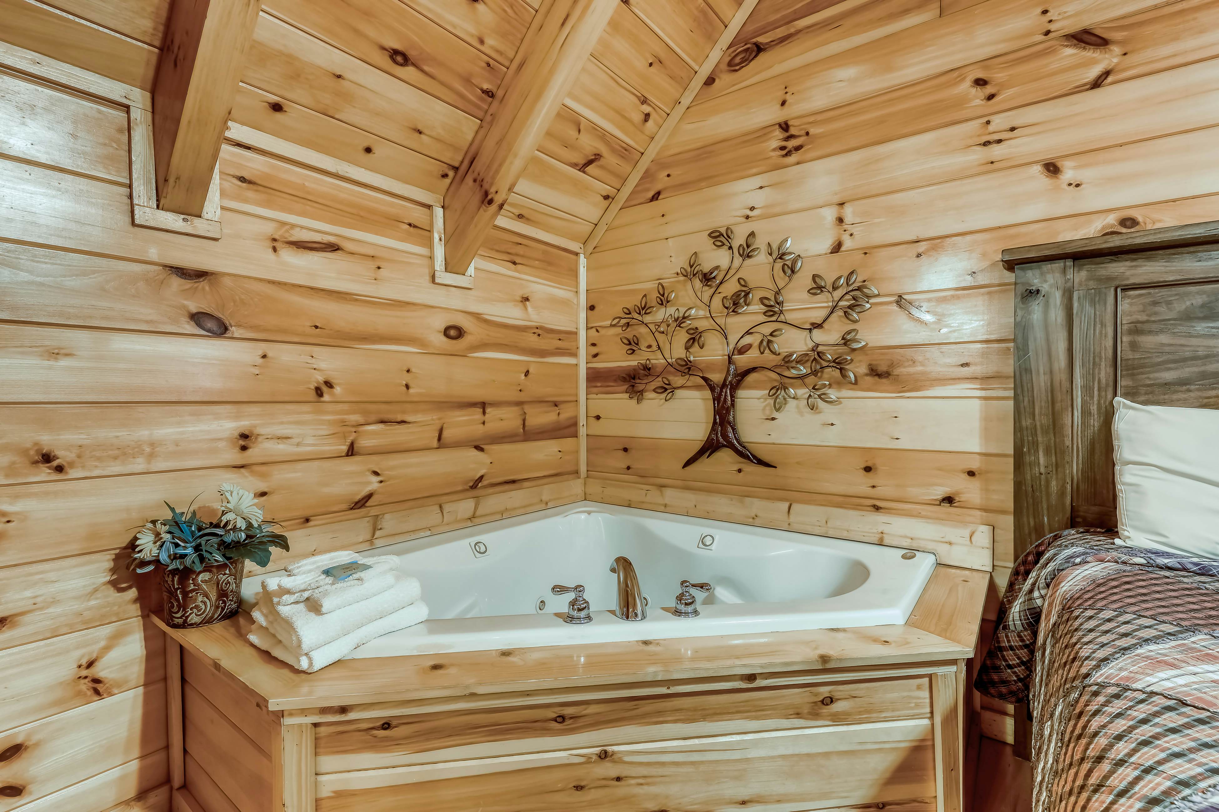 Peaceful cabin in a gated community w/ Free Attraction Tickets & private hot tub