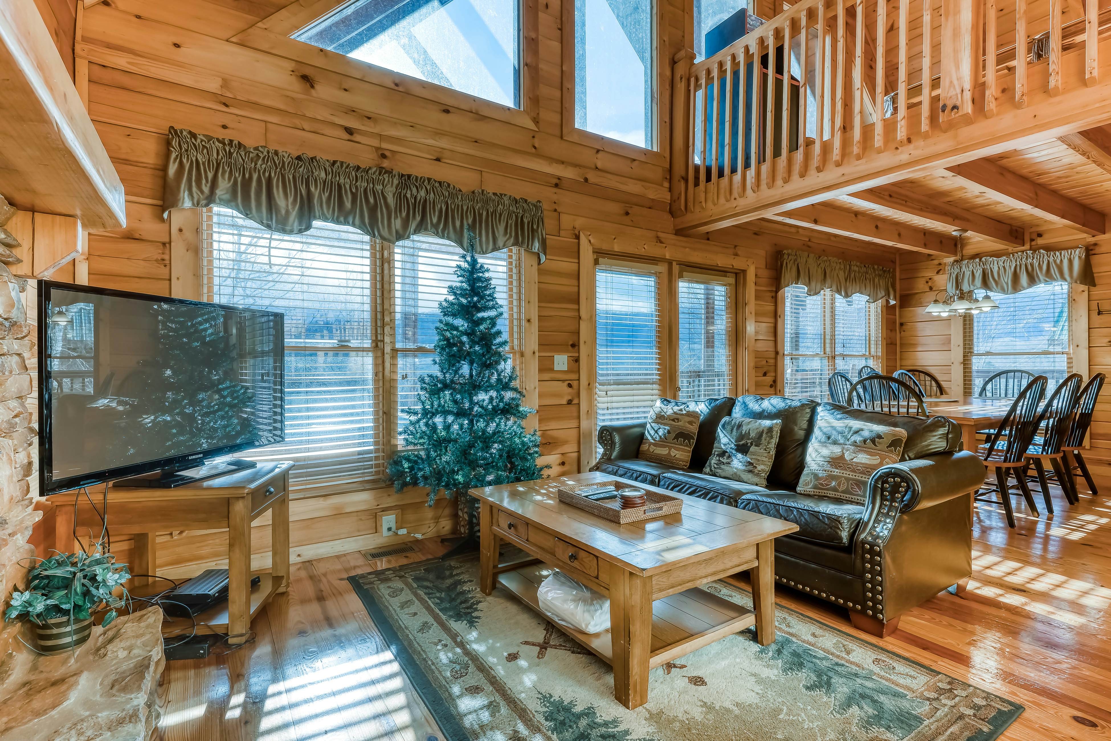 Peaceful cabin in a gated community w/ Free Attraction Tickets & private hot tub