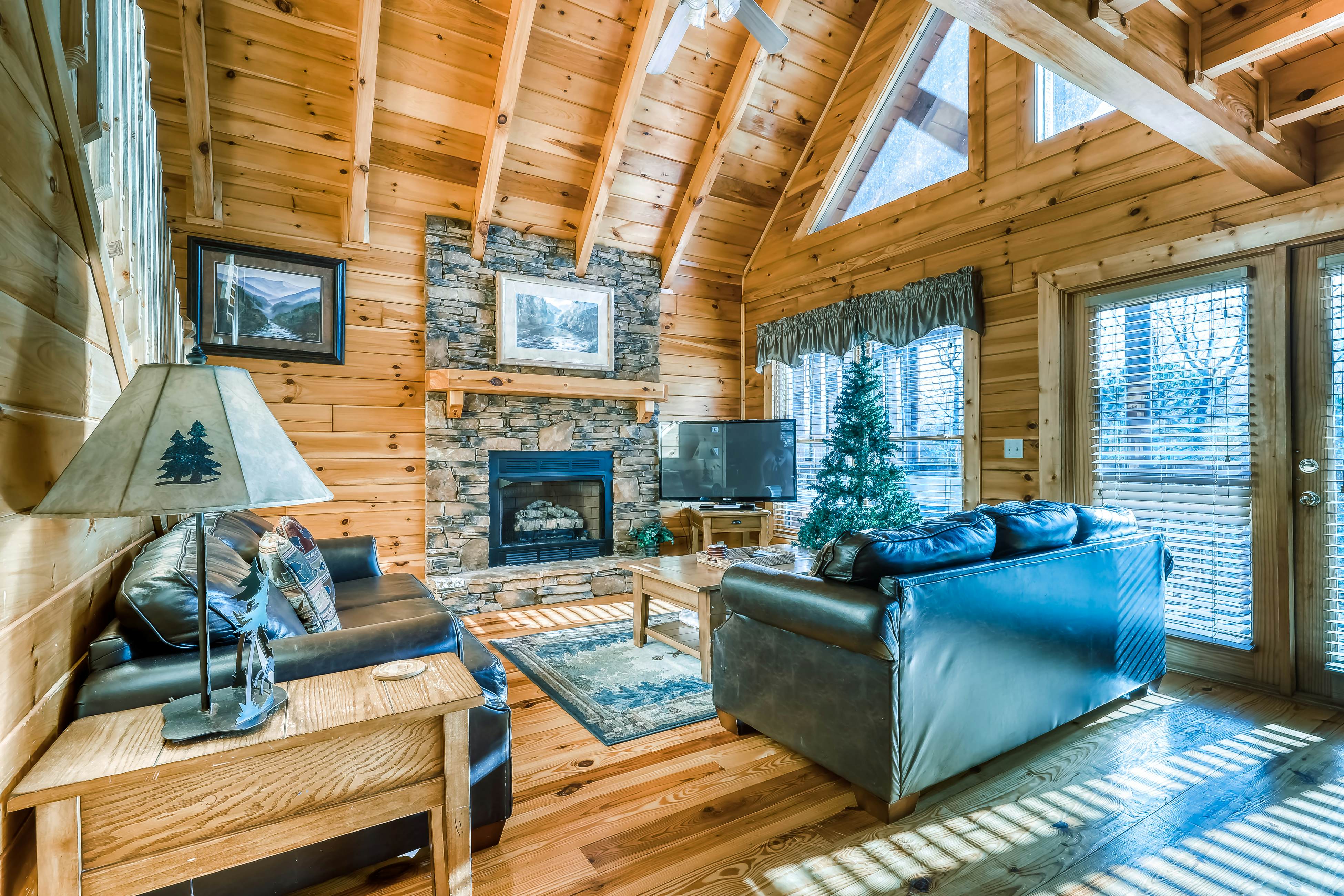 Peaceful cabin in a gated community w/ Free Attraction Tickets & private hot tub