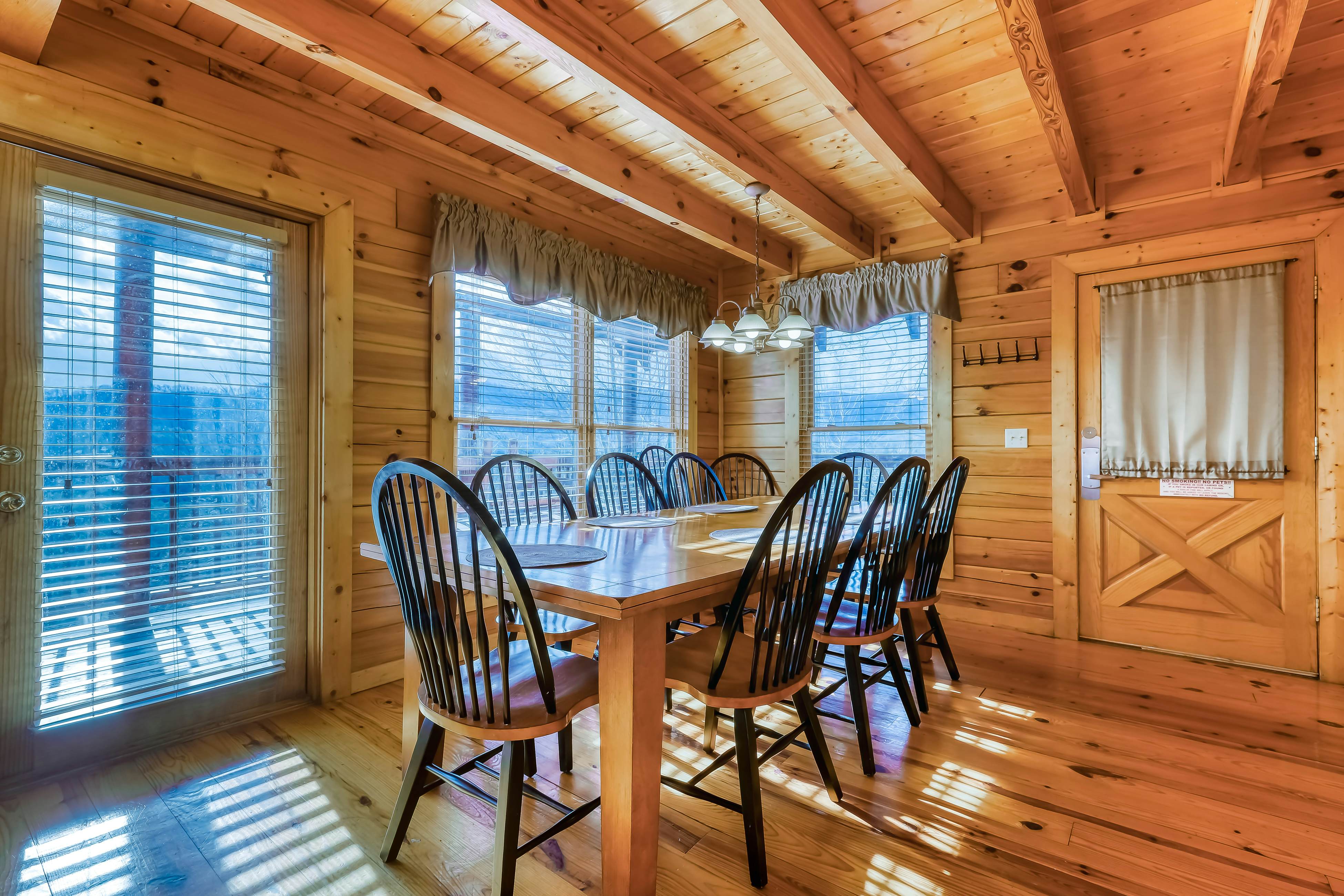 Peaceful cabin in a gated community w/ Free Attraction Tickets & private hot tub