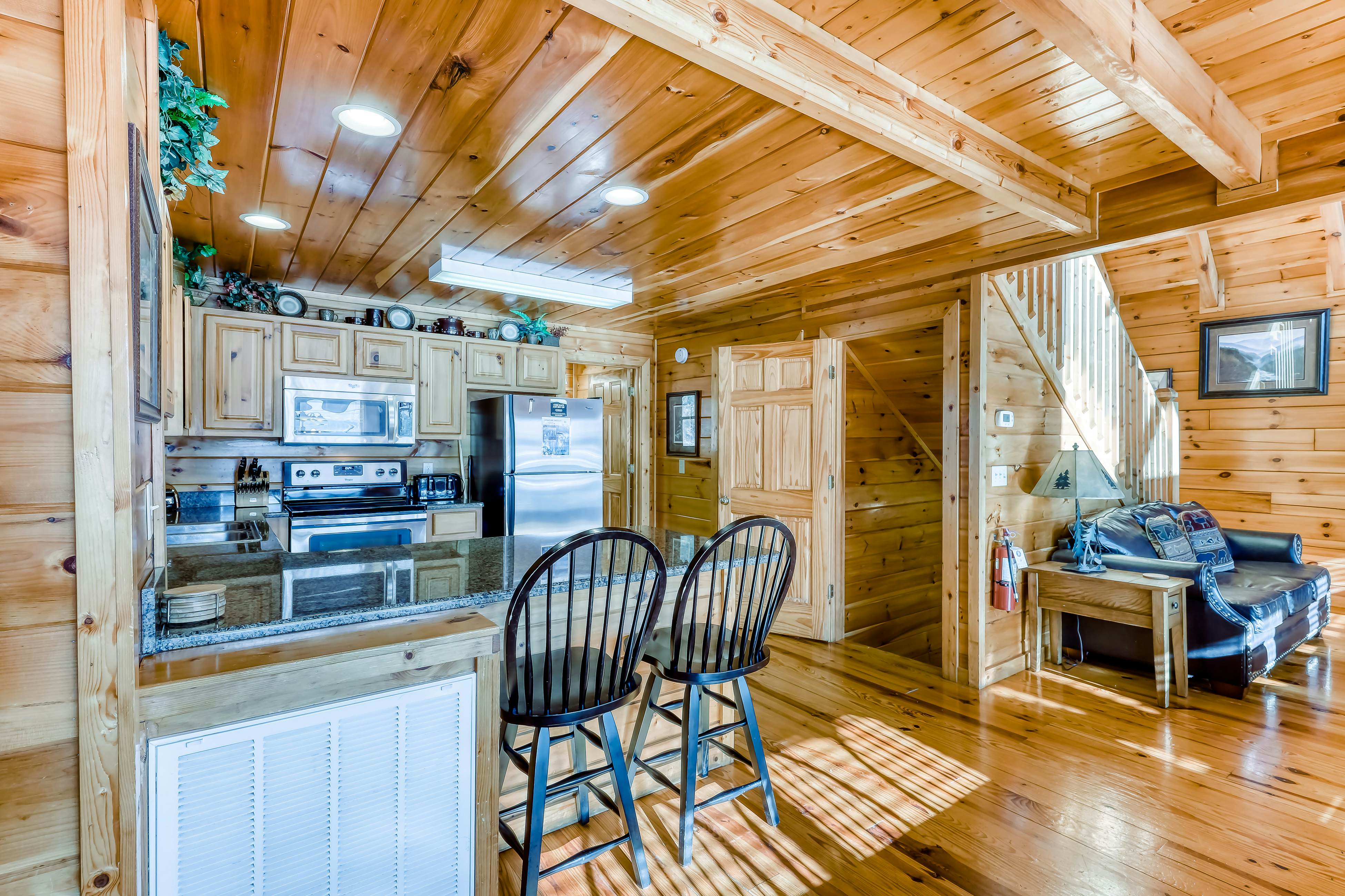 Peaceful cabin in a gated community w/ Free Attraction Tickets & private hot tub