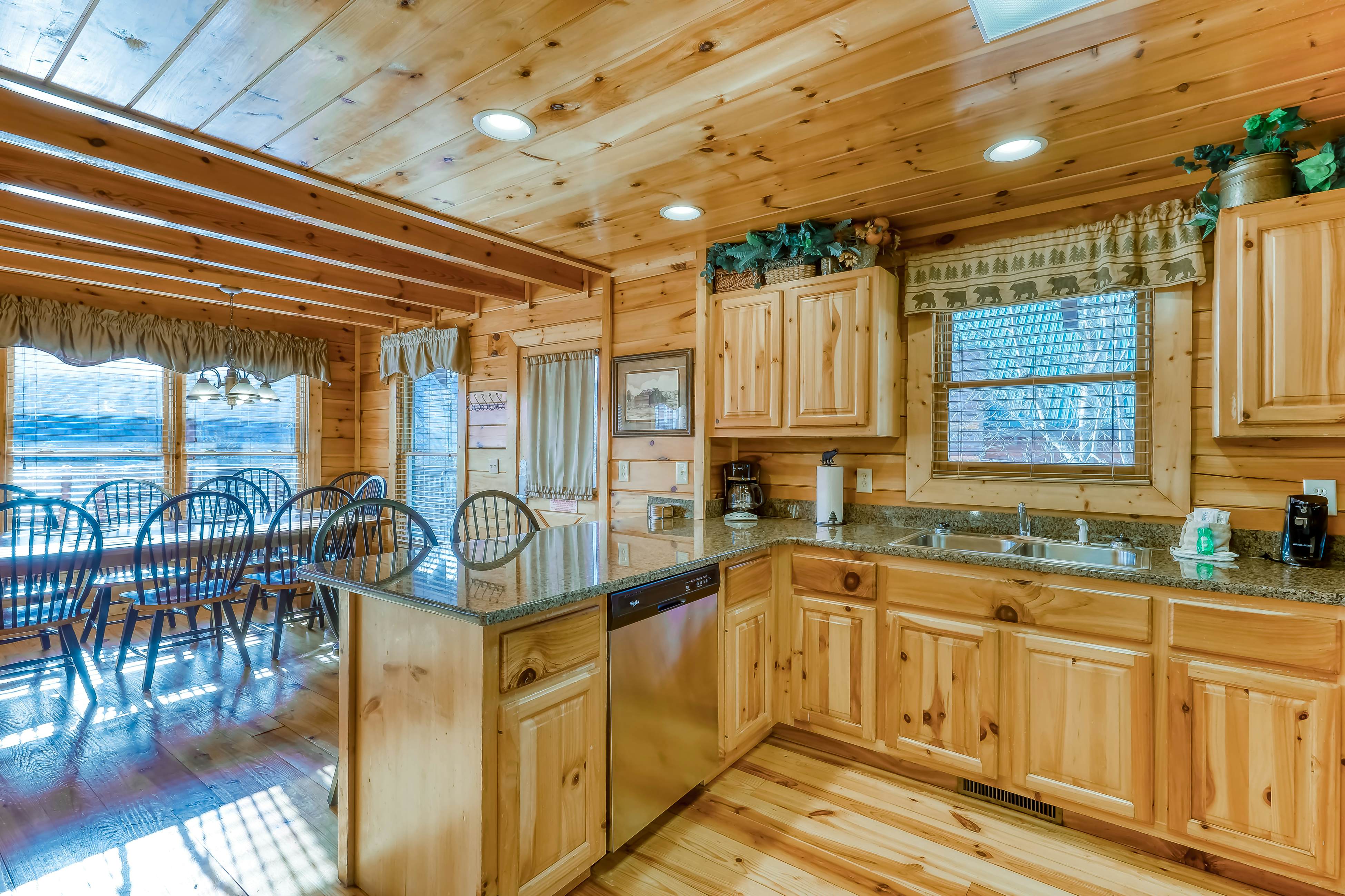 Peaceful cabin in a gated community w/ Free Attraction Tickets & private hot tub