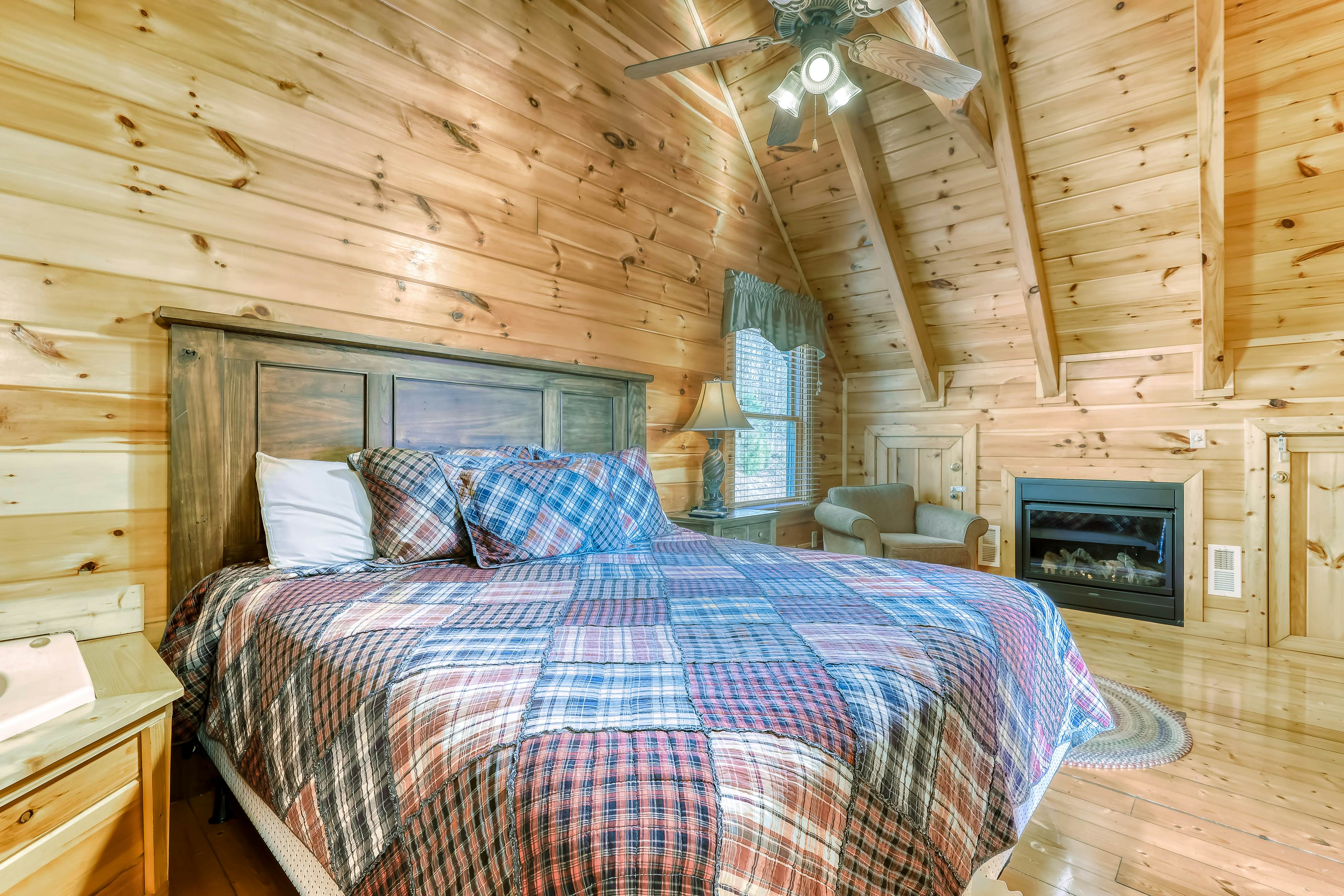 Peaceful cabin in a gated community w/ Free Attraction Tickets & private hot tub
