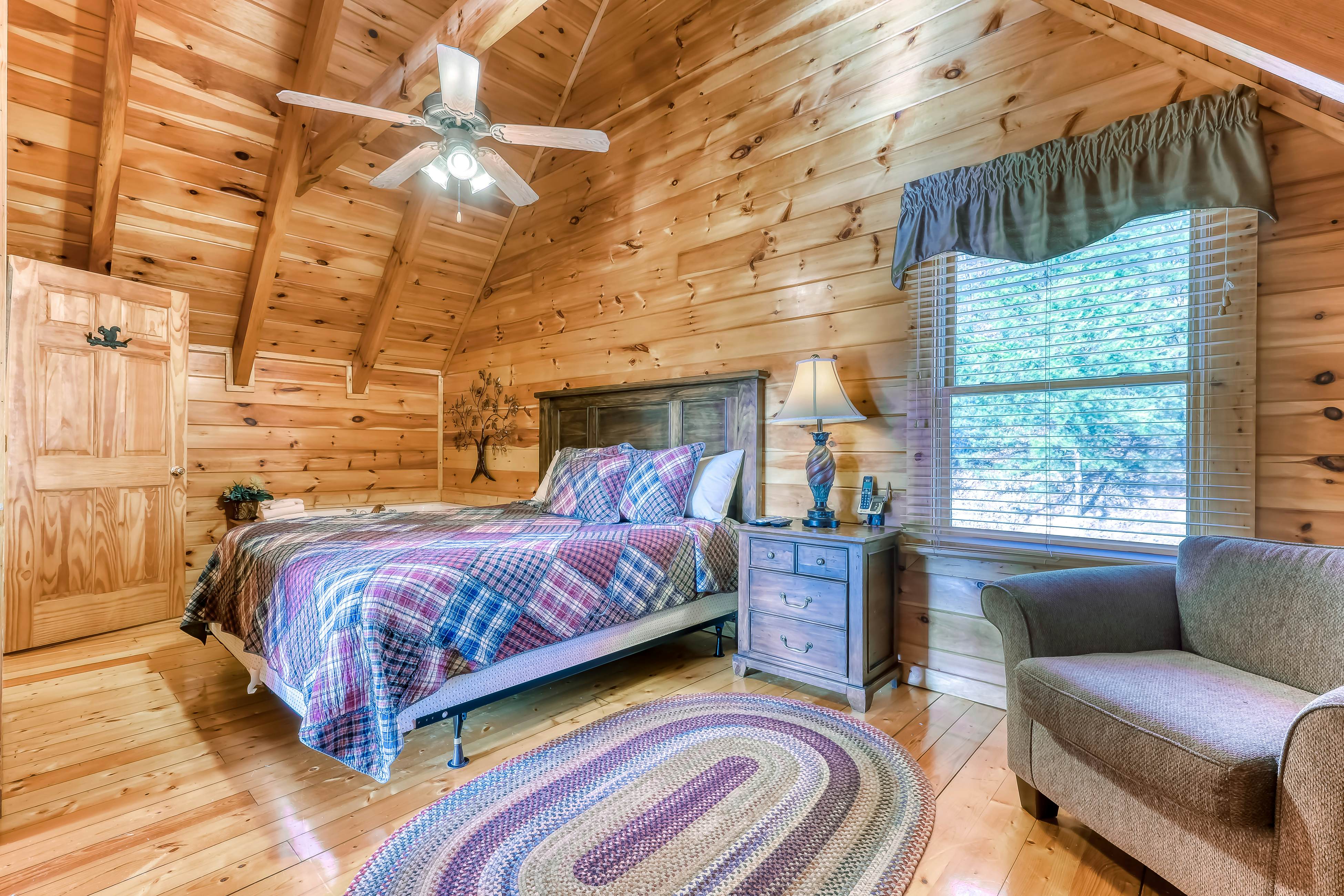 Peaceful cabin in a gated community w/ Free Attraction Tickets & private hot tub