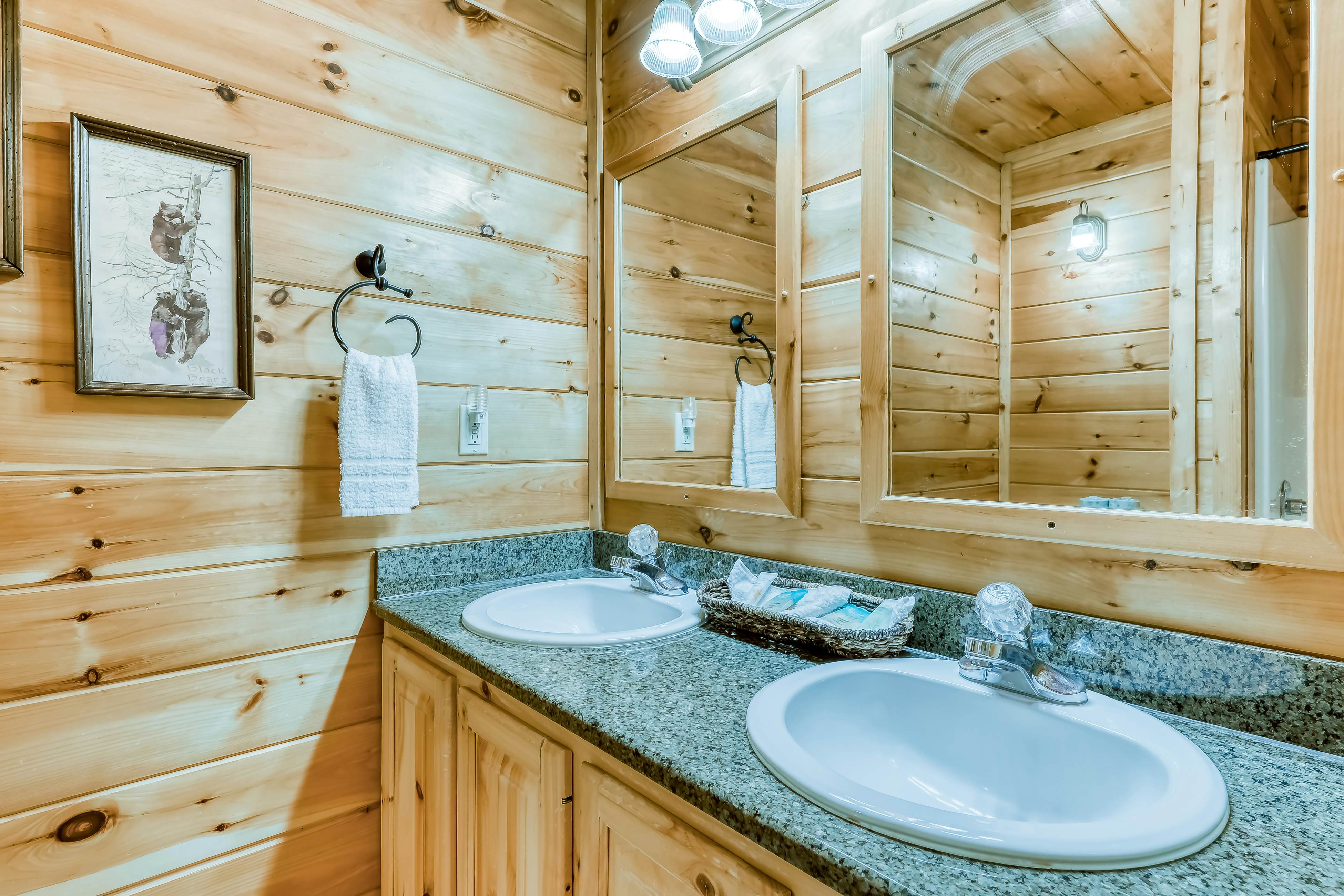 Peaceful cabin in a gated community w/ Free Attraction Tickets & private hot tub