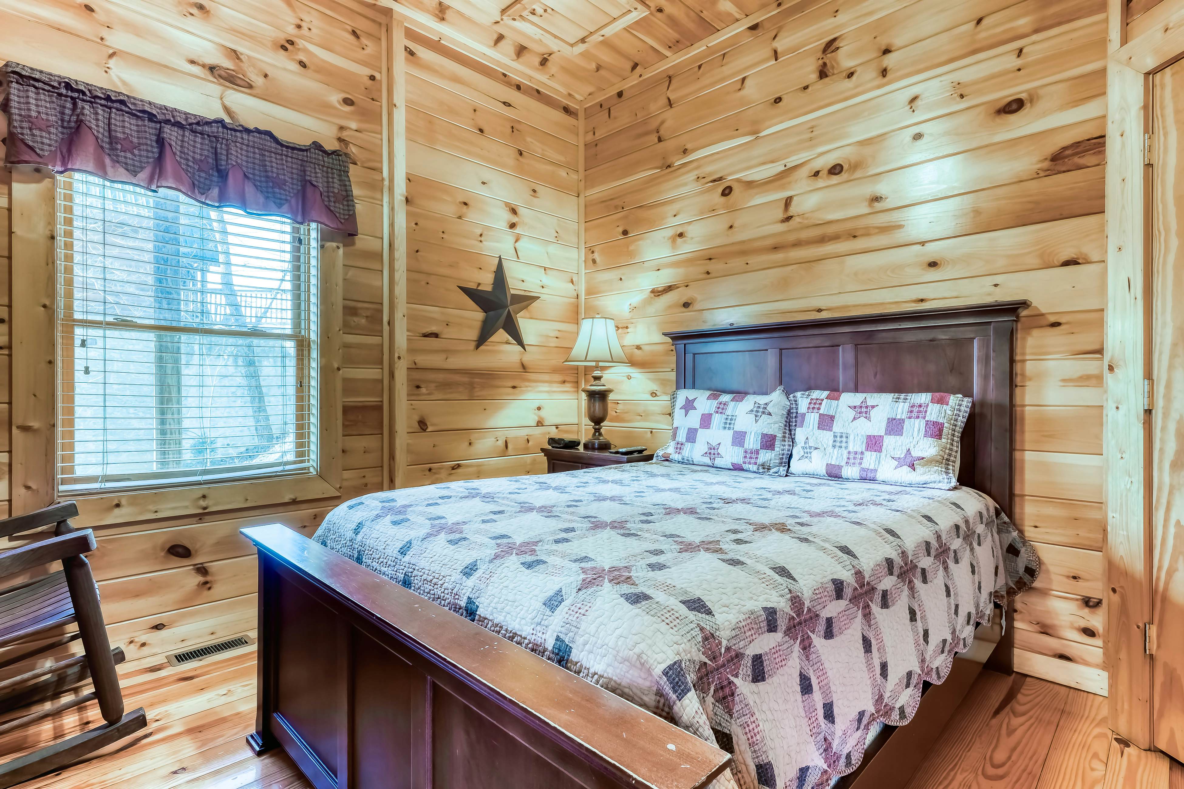 Peaceful cabin in a gated community w/ Free Attraction Tickets & private hot tub