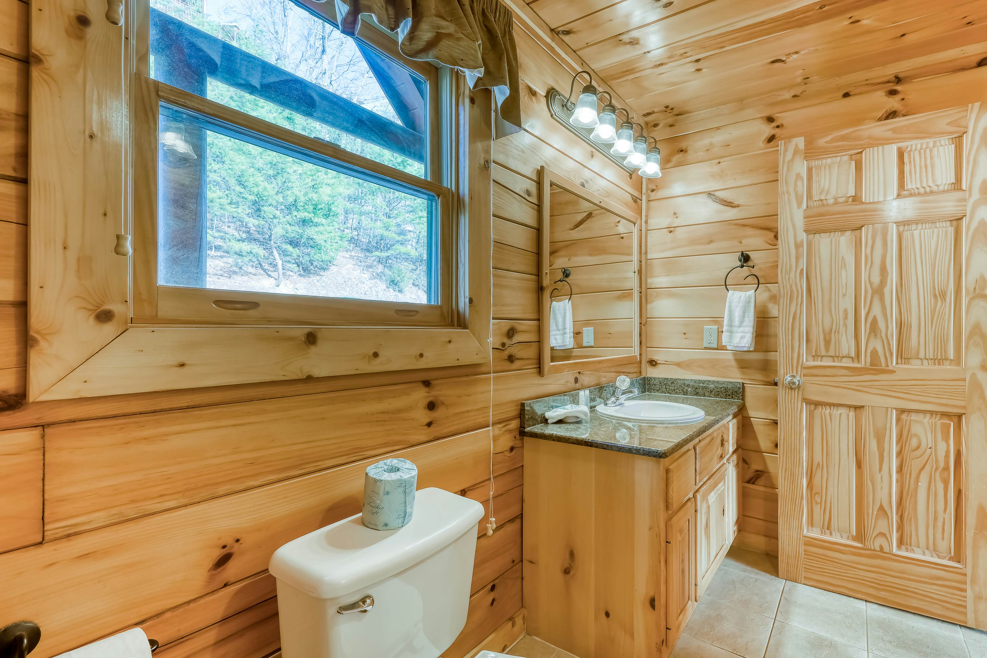 Peaceful cabin in a gated community w/ Free Attraction Tickets & private hot tub