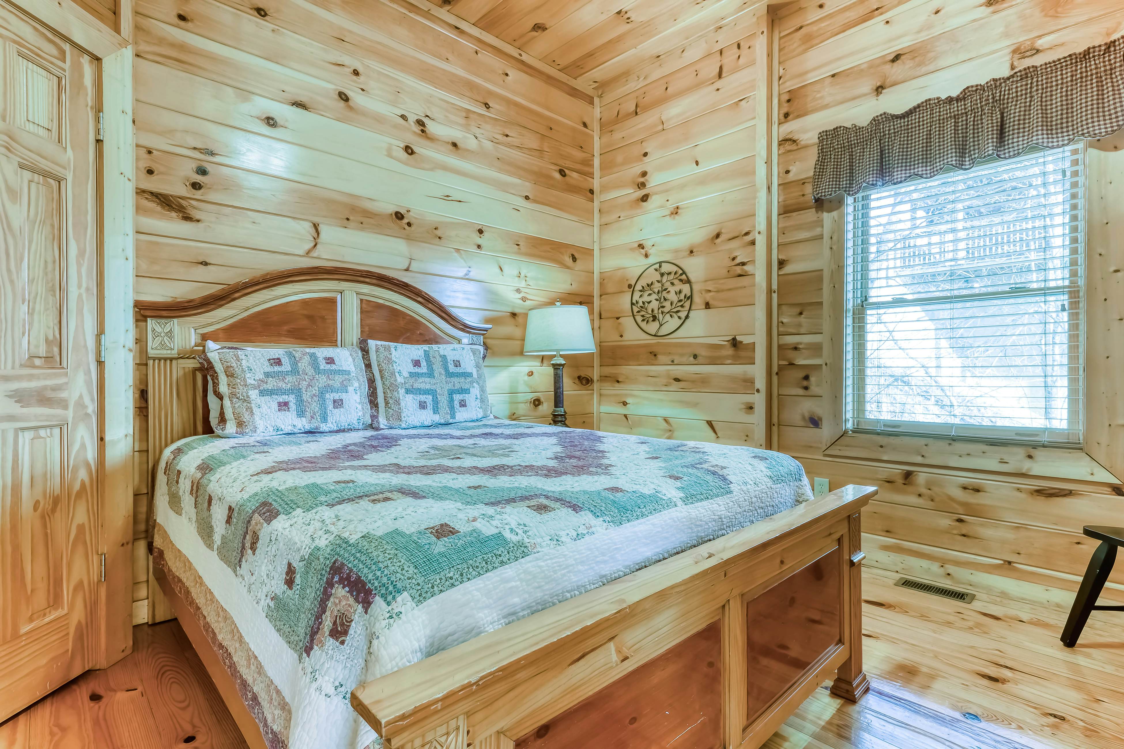 Peaceful cabin in a gated community w/ Free Attraction Tickets & private hot tub