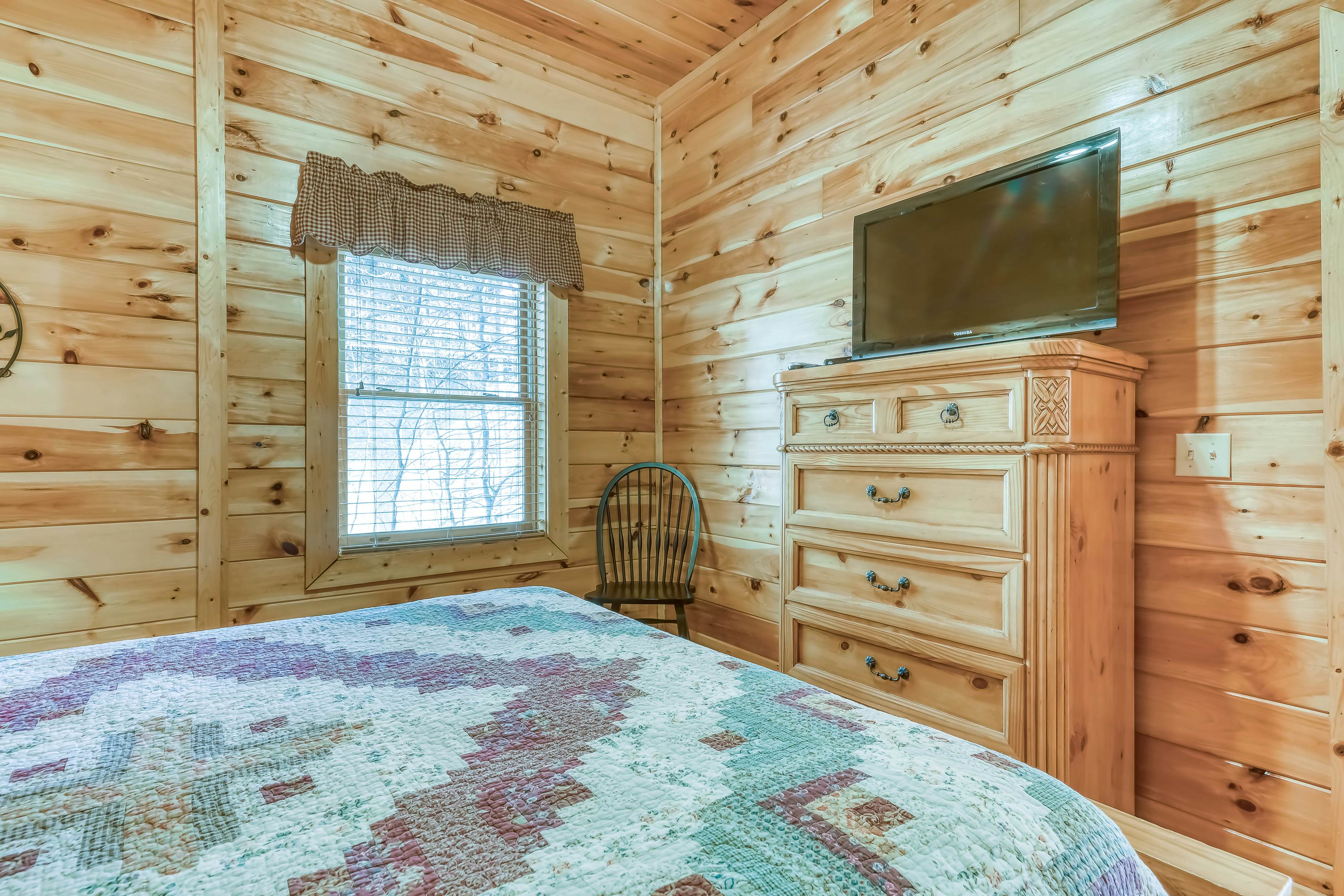 Peaceful cabin in a gated community w/ Free Attraction Tickets & private hot tub