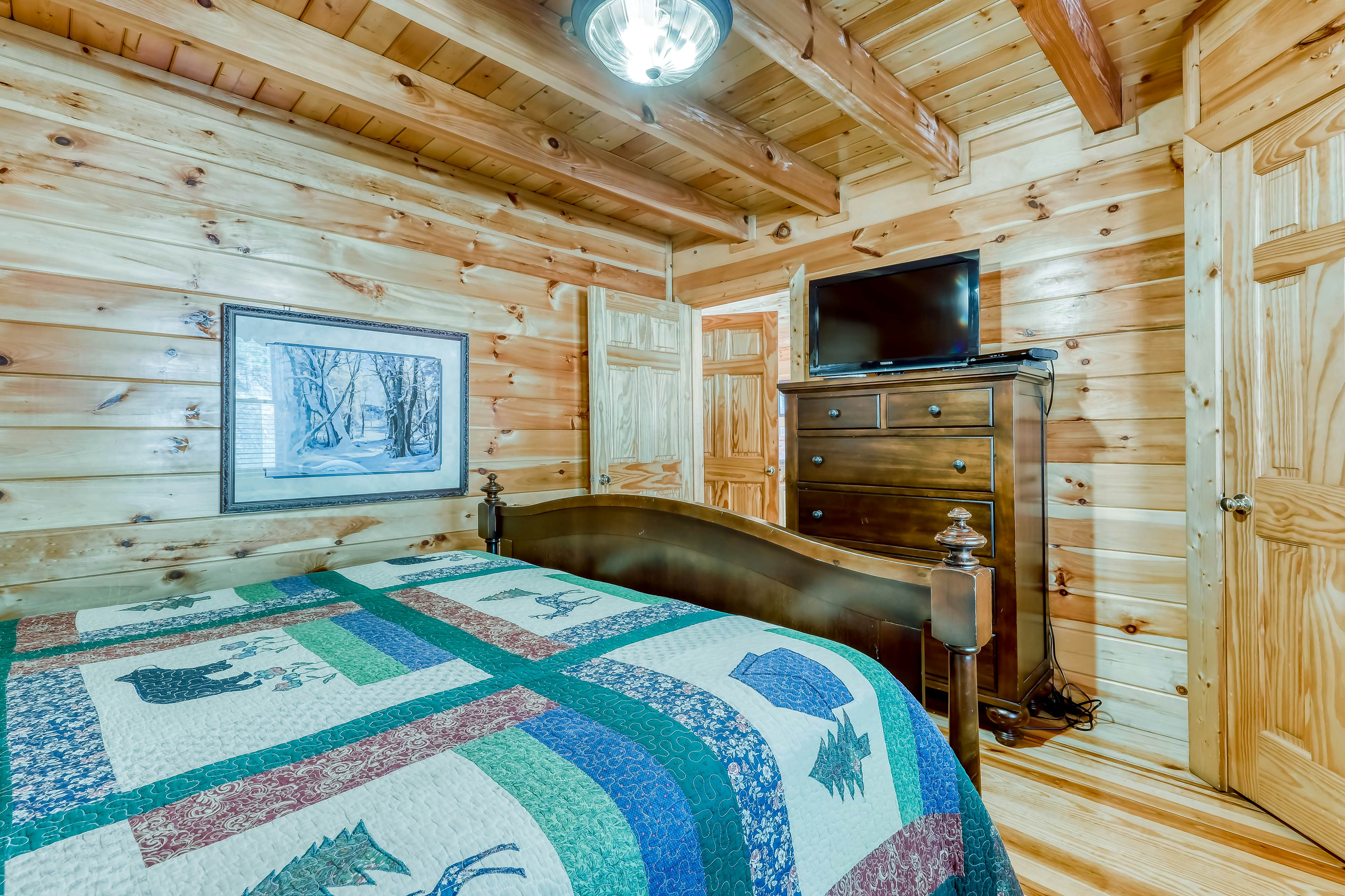 Peaceful cabin in a gated community w/ Free Attraction Tickets & private hot tub