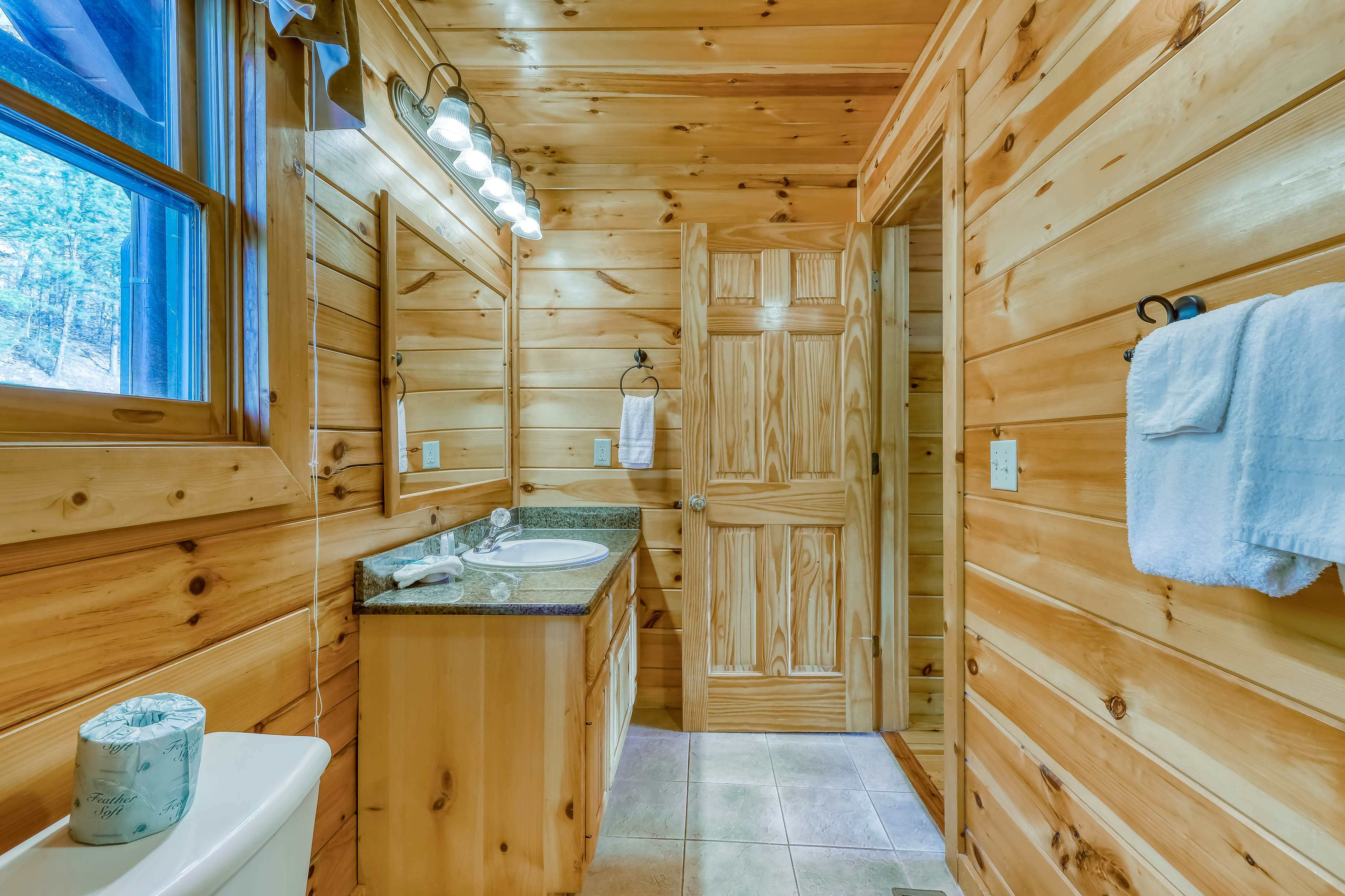 Peaceful cabin in a gated community w/ Free Attraction Tickets & private hot tub