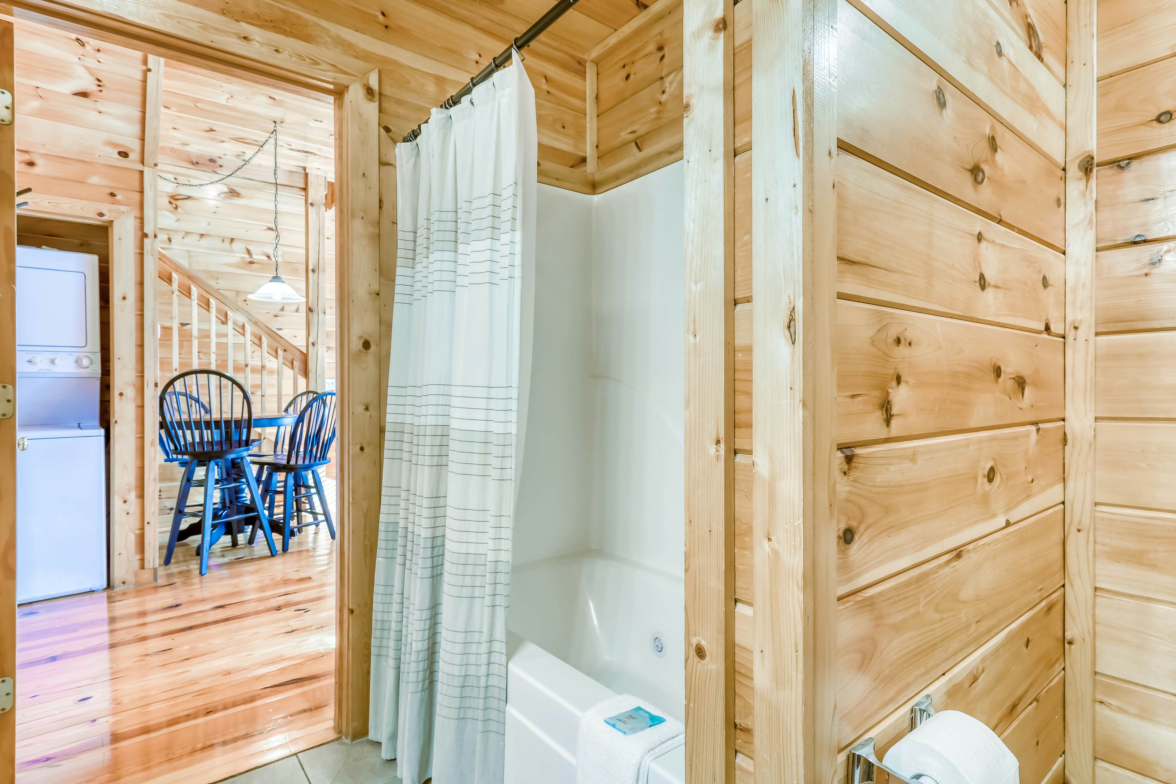 Peaceful cabin in a gated community w/ Free Attraction Tickets & private hot tub