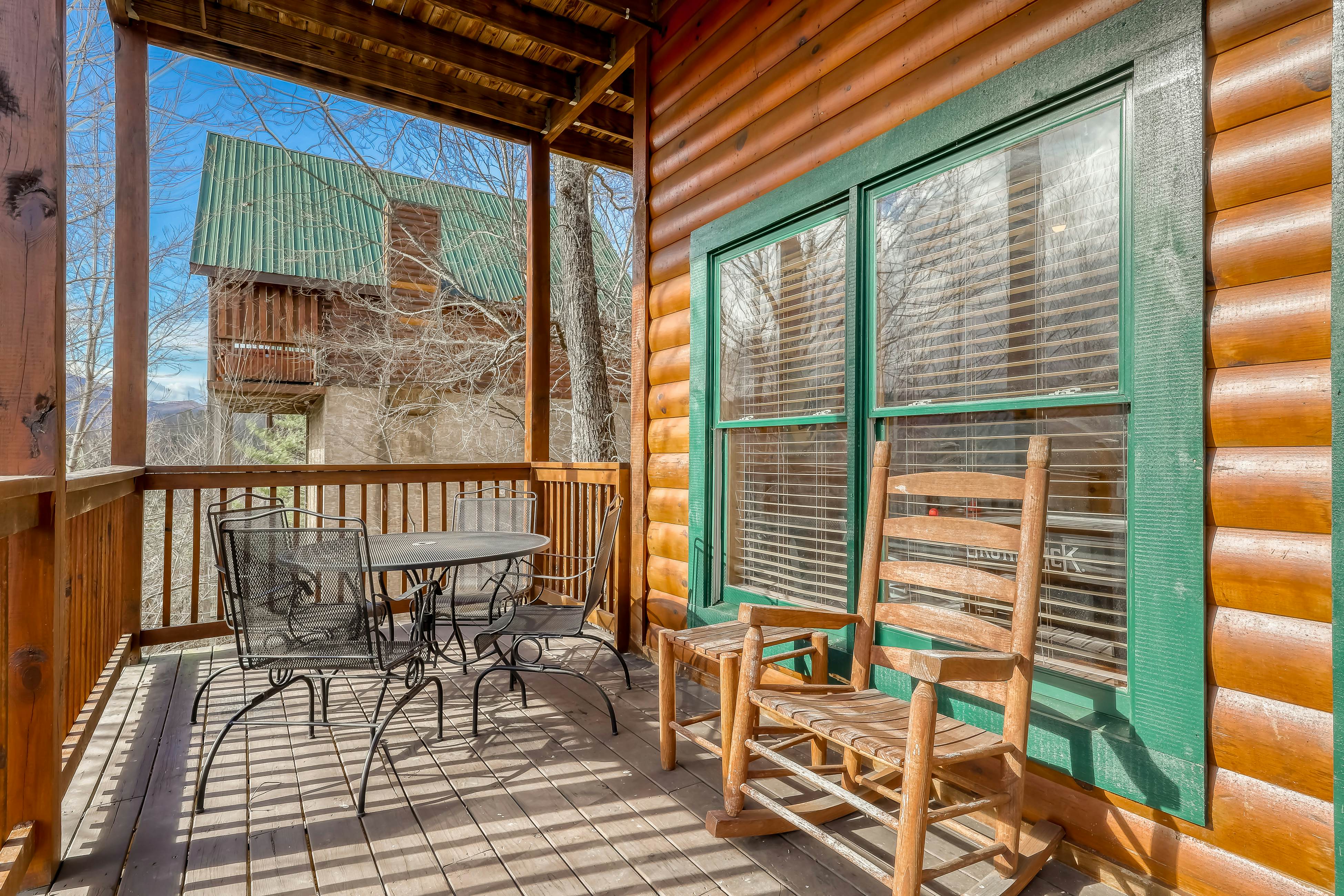 Peaceful cabin in a gated community w/ Free Attraction Tickets & private hot tub