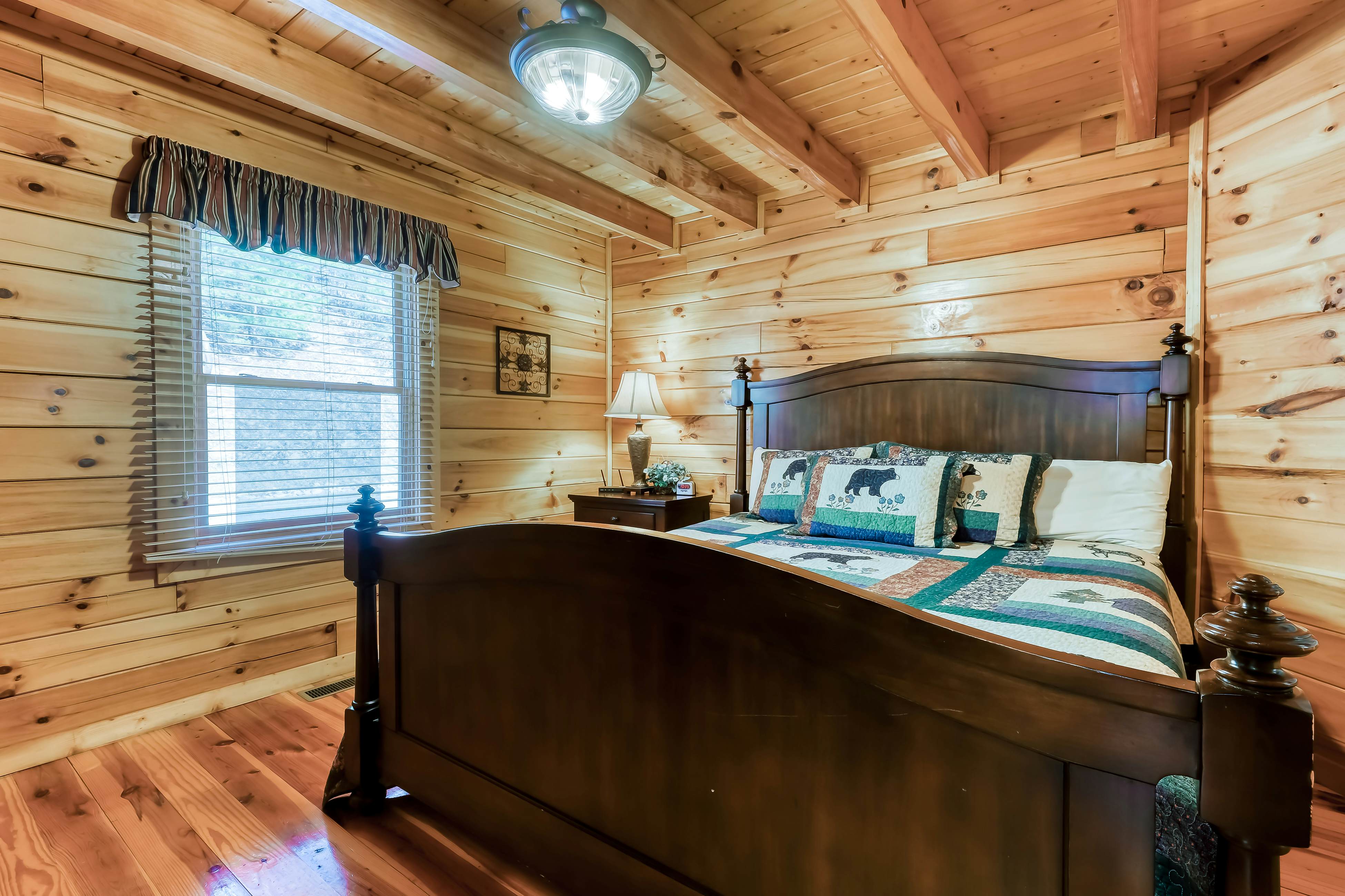 Peaceful cabin in a gated community w/ Free Attraction Tickets & private hot tub