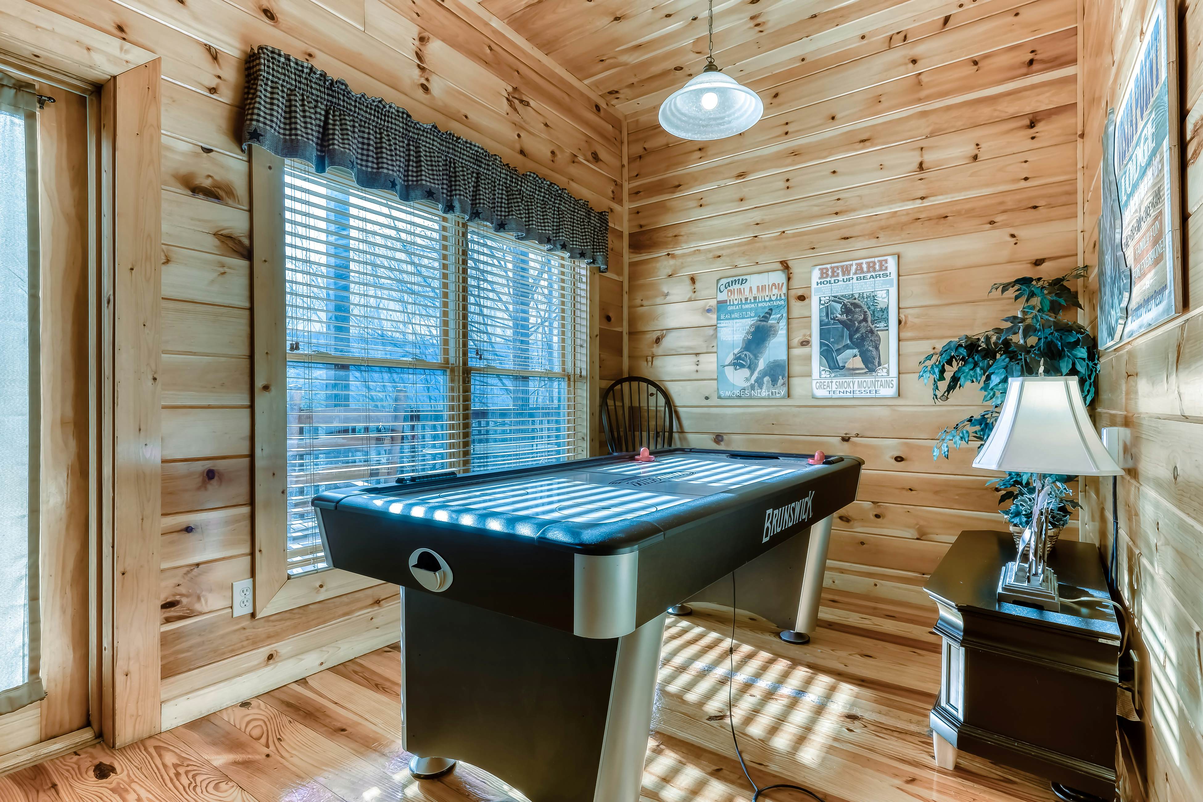 Peaceful cabin in a gated community w/ Free Attraction Tickets & private hot tub