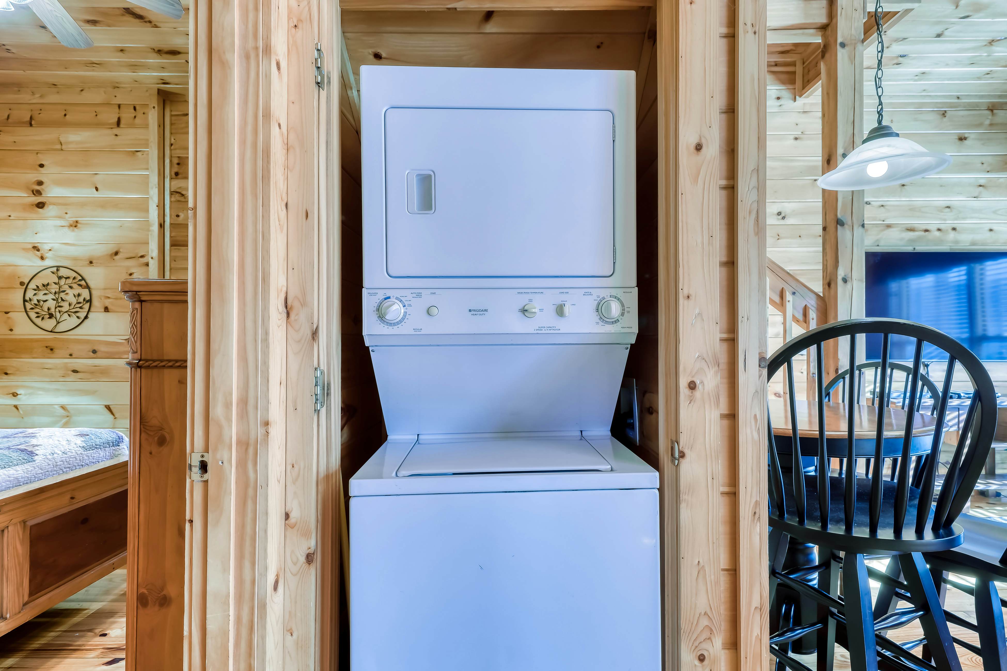 Peaceful cabin in a gated community w/ Free Attraction Tickets & private hot tub