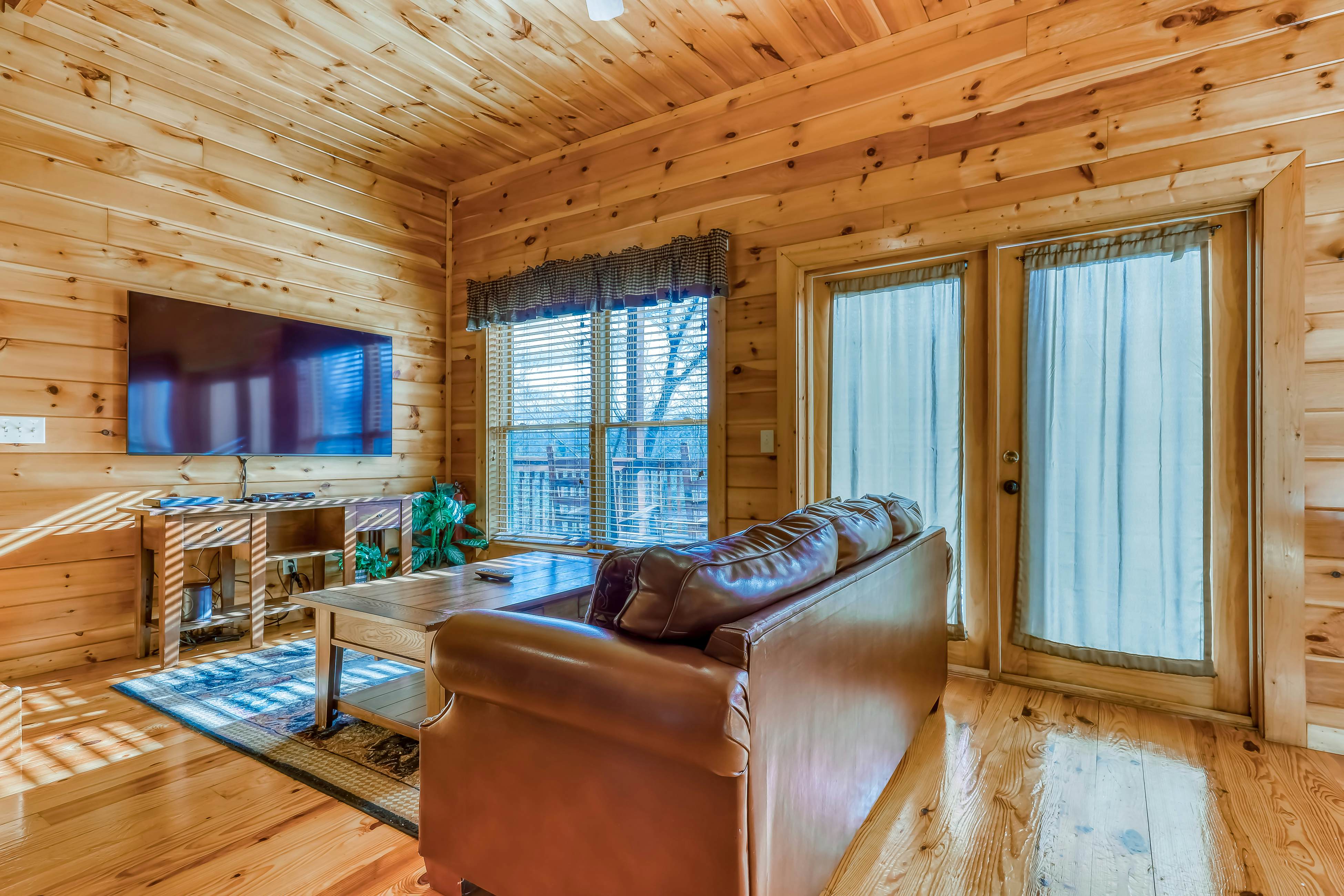 Peaceful cabin in a gated community w/ Free Attraction Tickets & private hot tub
