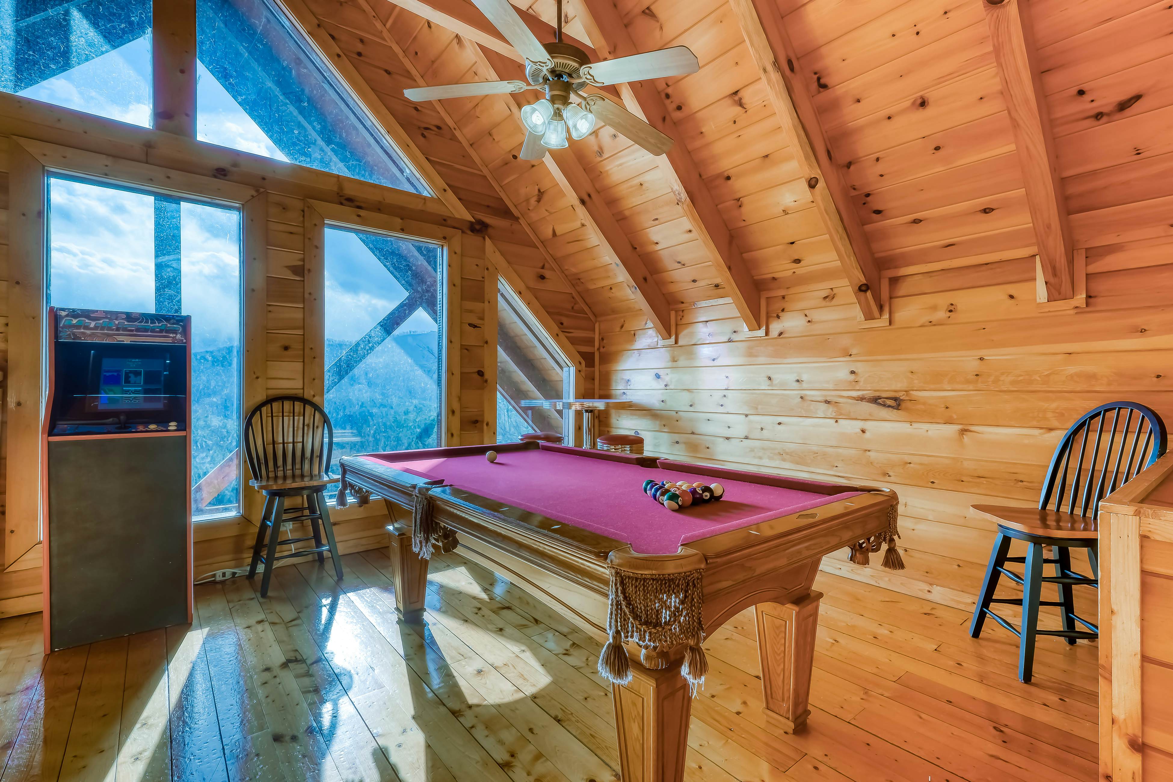 Peaceful cabin in a gated community w/ Free Attraction Tickets & private hot tub