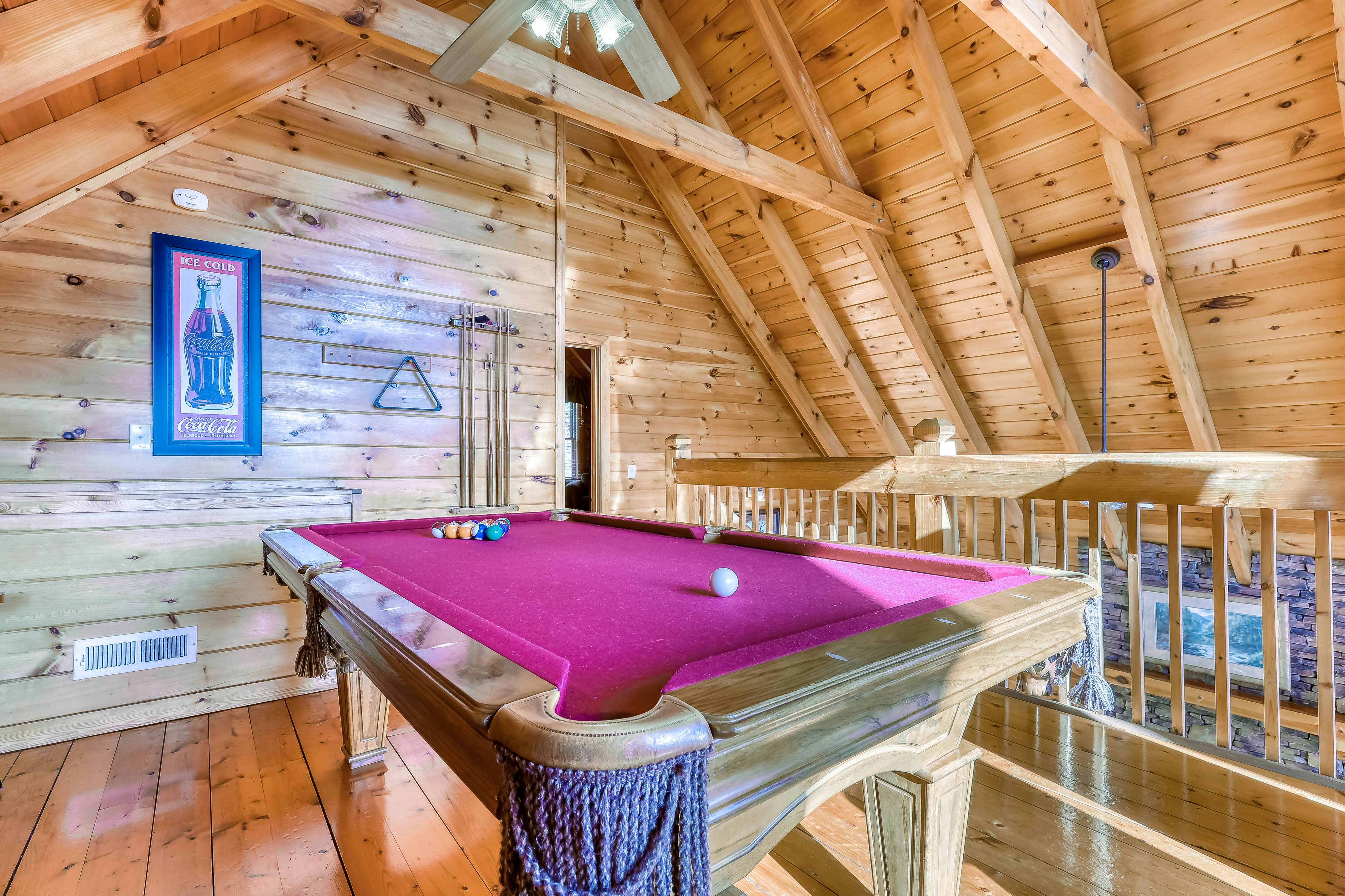 Peaceful cabin in a gated community w/ Free Attraction Tickets & private hot tub
