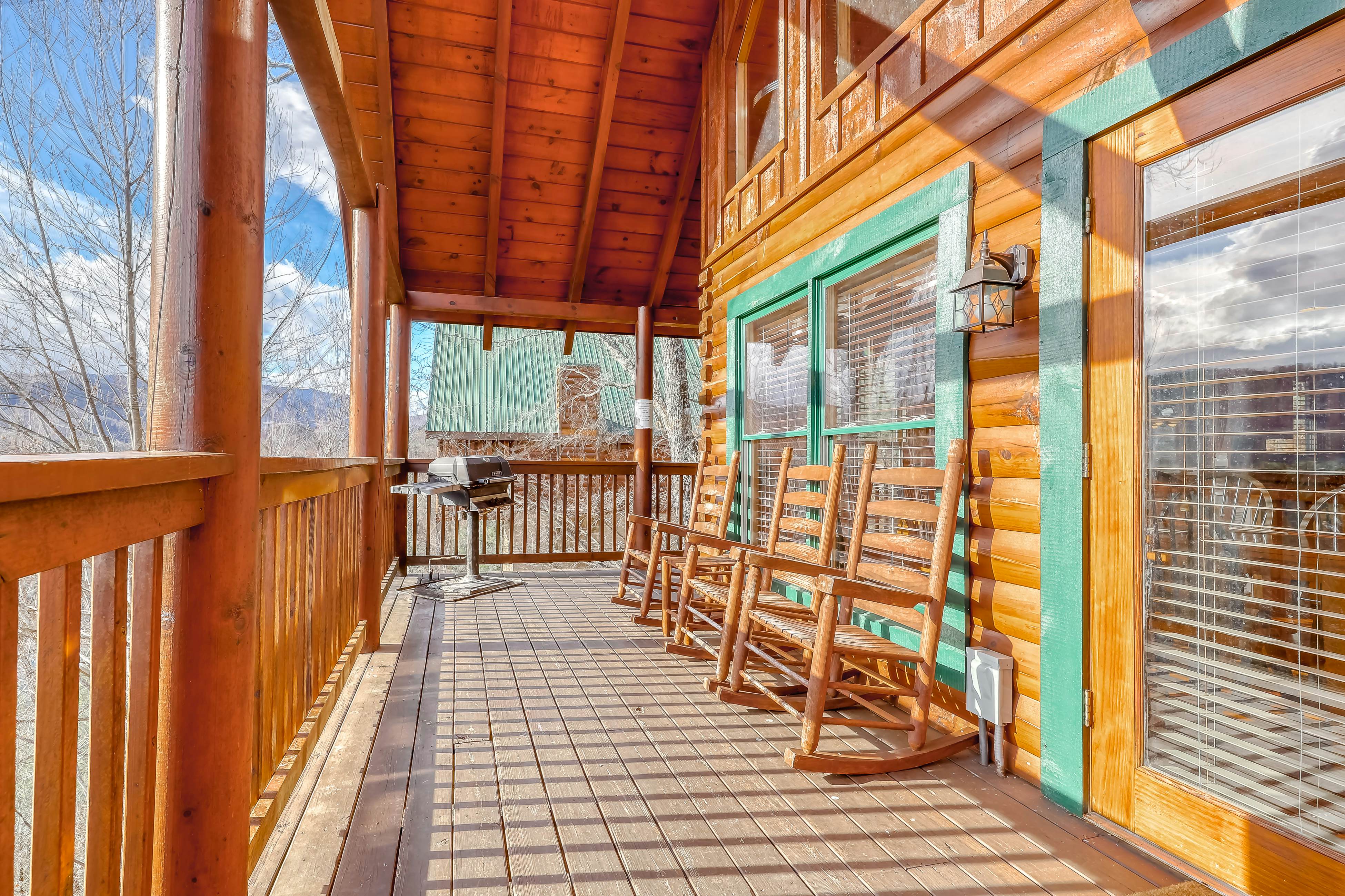 Peaceful cabin in a gated community w/ Free Attraction Tickets & private hot tub