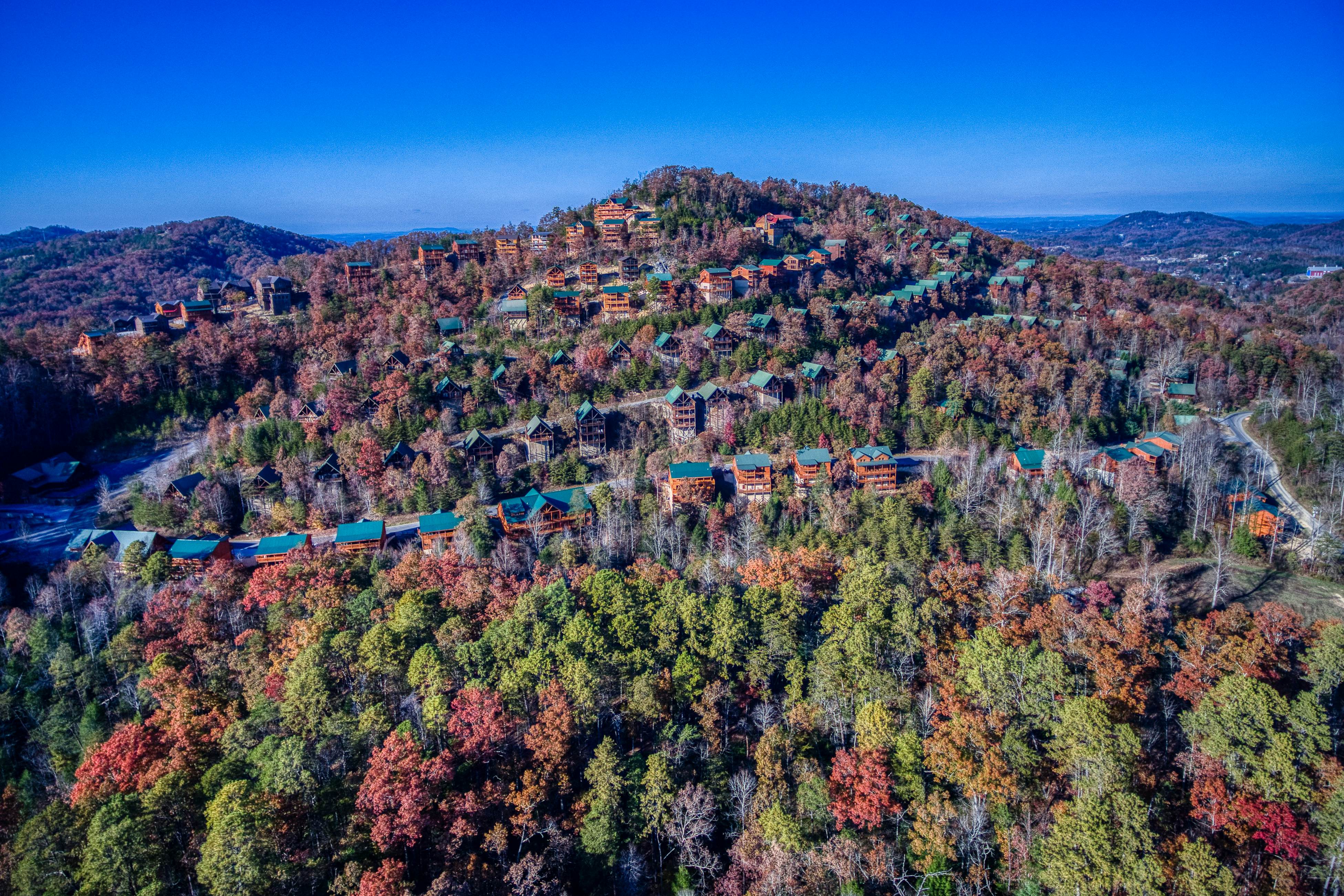 Peaceful cabin in a gated community w/ Free Attraction Tickets & private hot tub