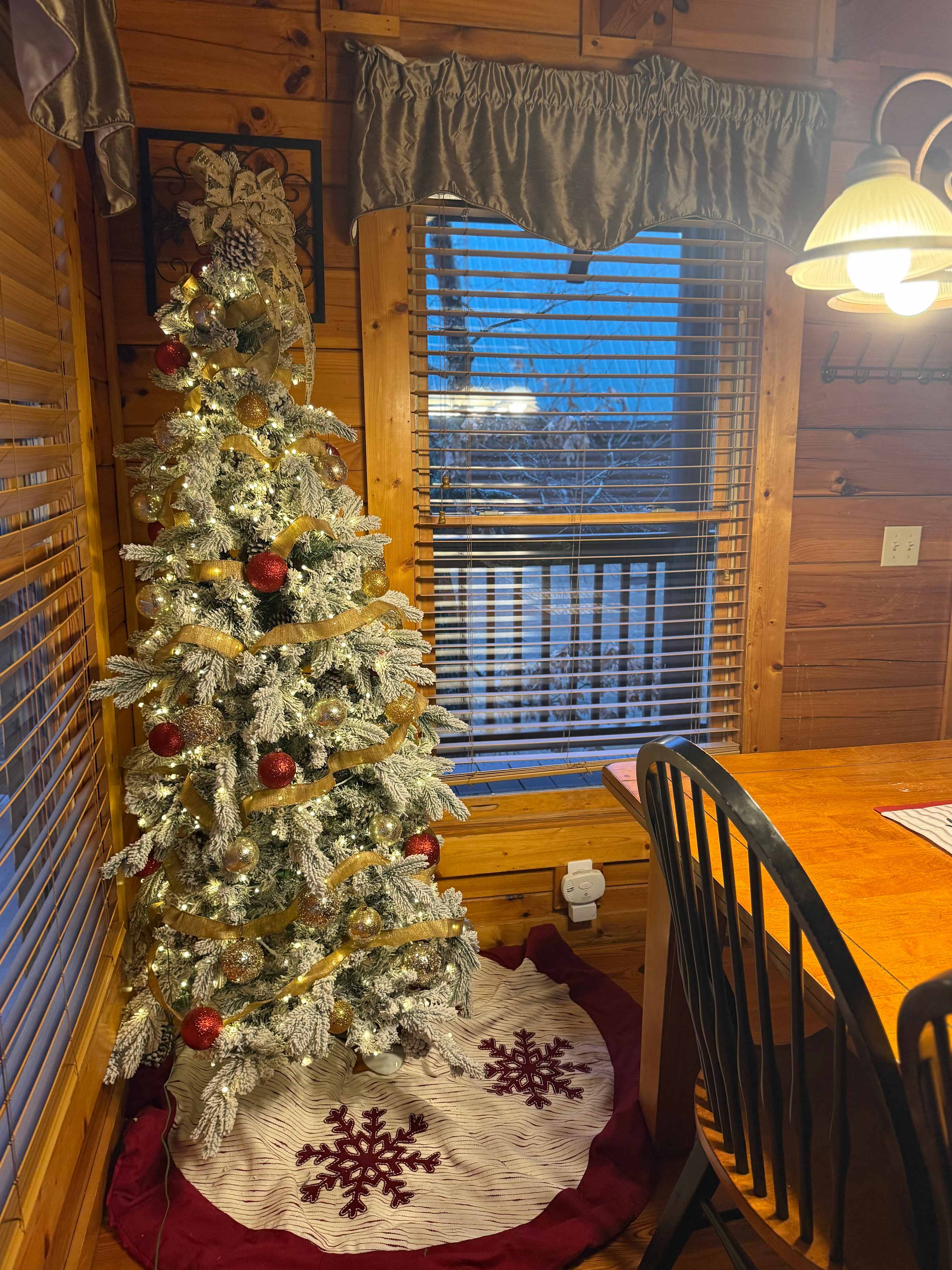 Peaceful cabin in a gated community w/ Free Attraction Tickets & private hot tub