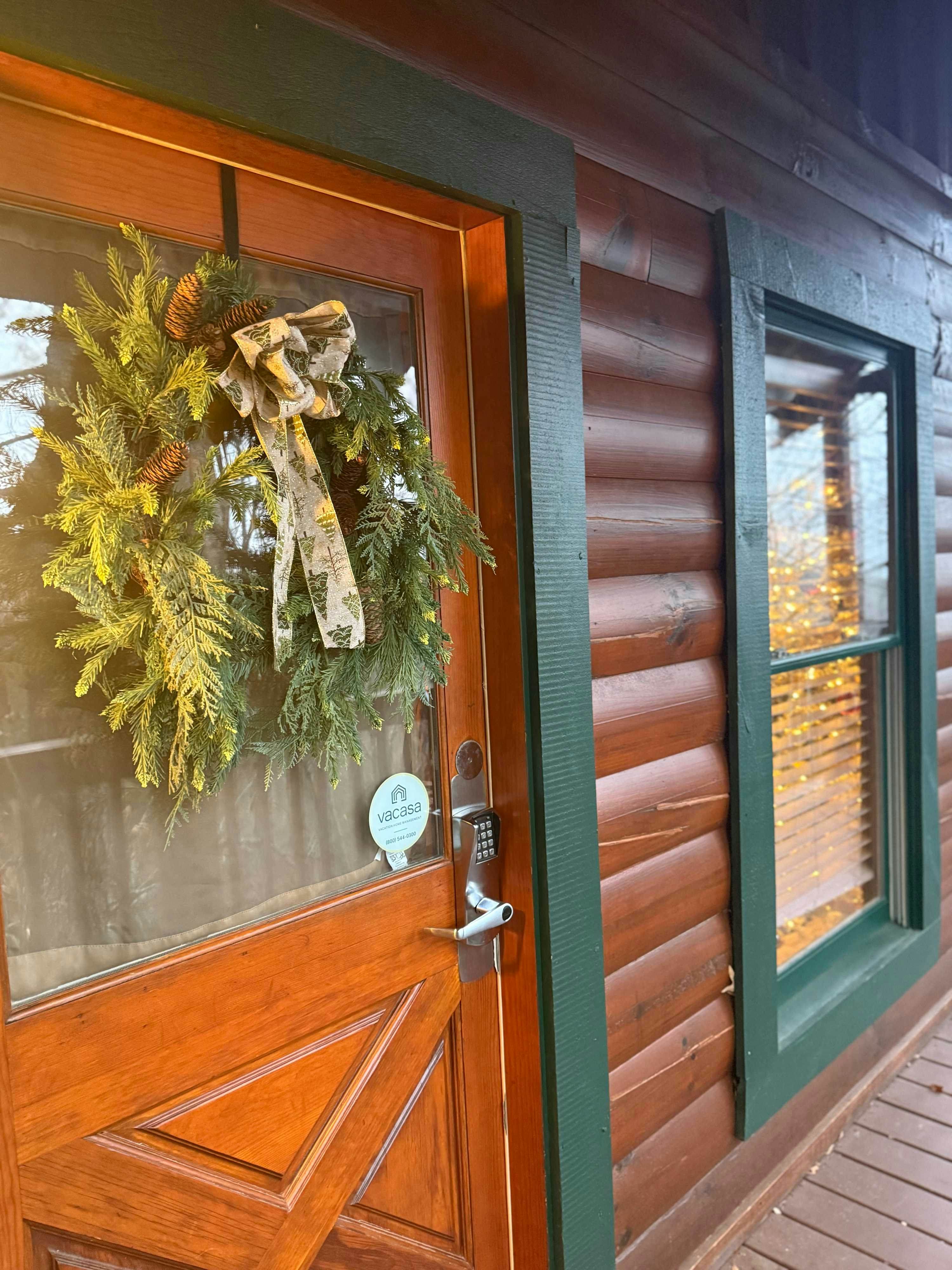 Peaceful cabin in a gated community w/ Free Attraction Tickets & private hot tub