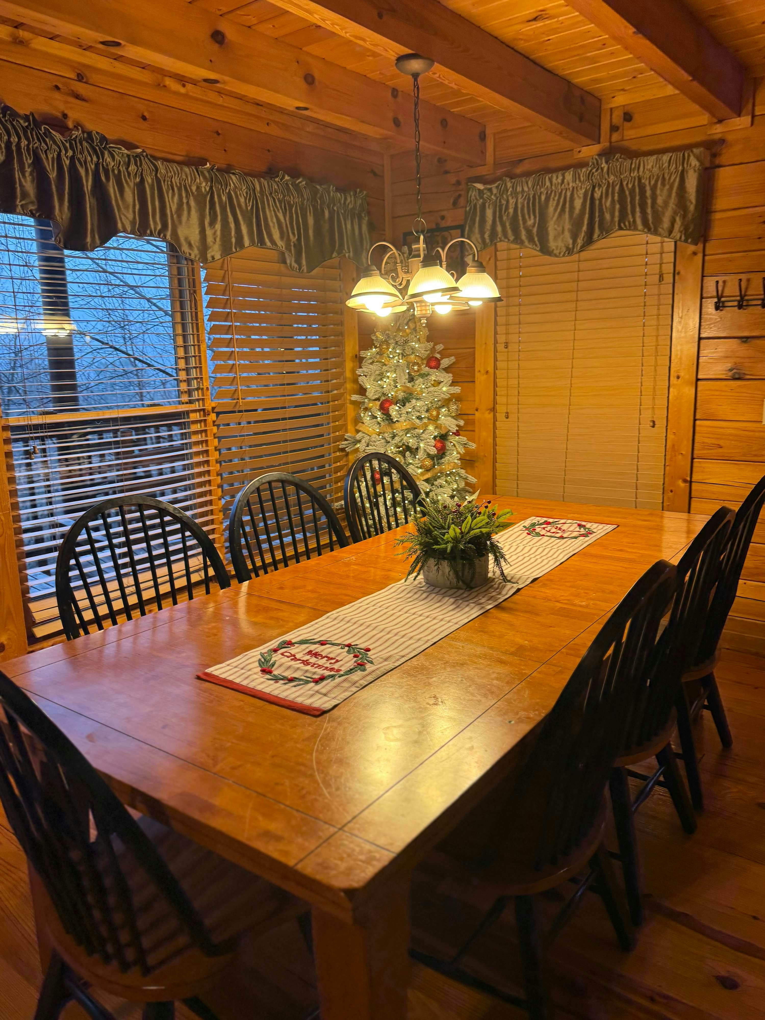 Peaceful cabin in a gated community w/ Free Attraction Tickets & private hot tub
