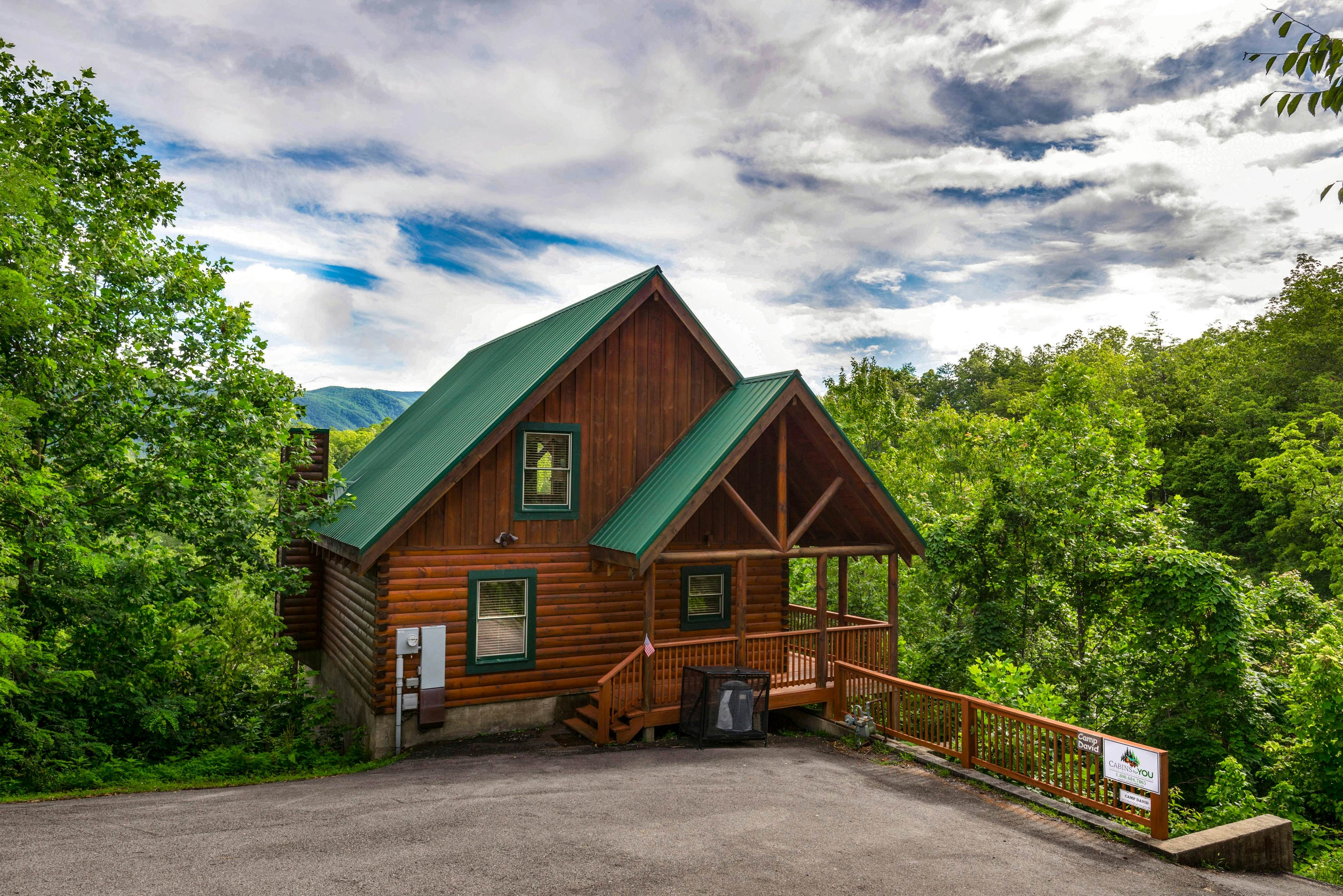 Scenic log cabin with hot tub, balcony, Free Attraction Tickets, & pool table