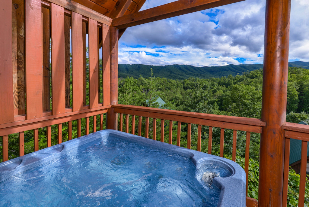 Scenic Log, Sleeps 6, Hot Tub, Balcony, Pool Table
