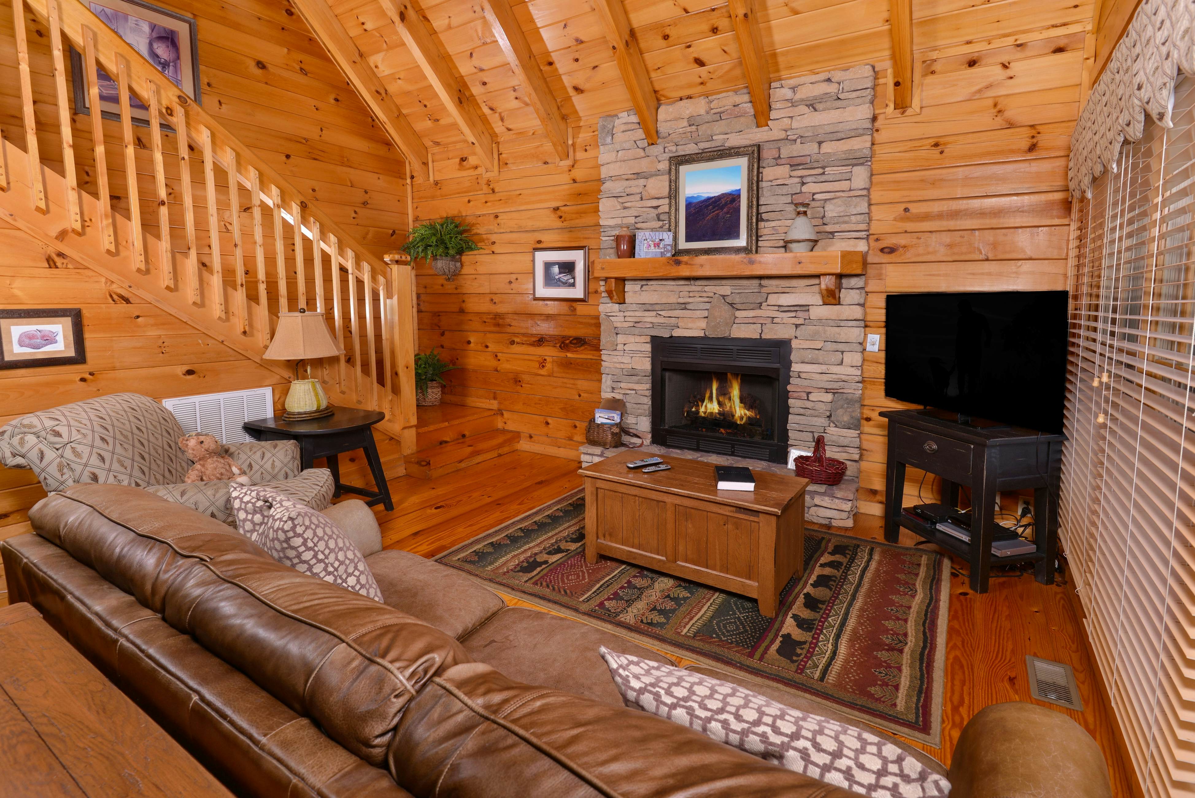Scenic log cabin with hot tub, balcony, Free Attraction Tickets, & pool table