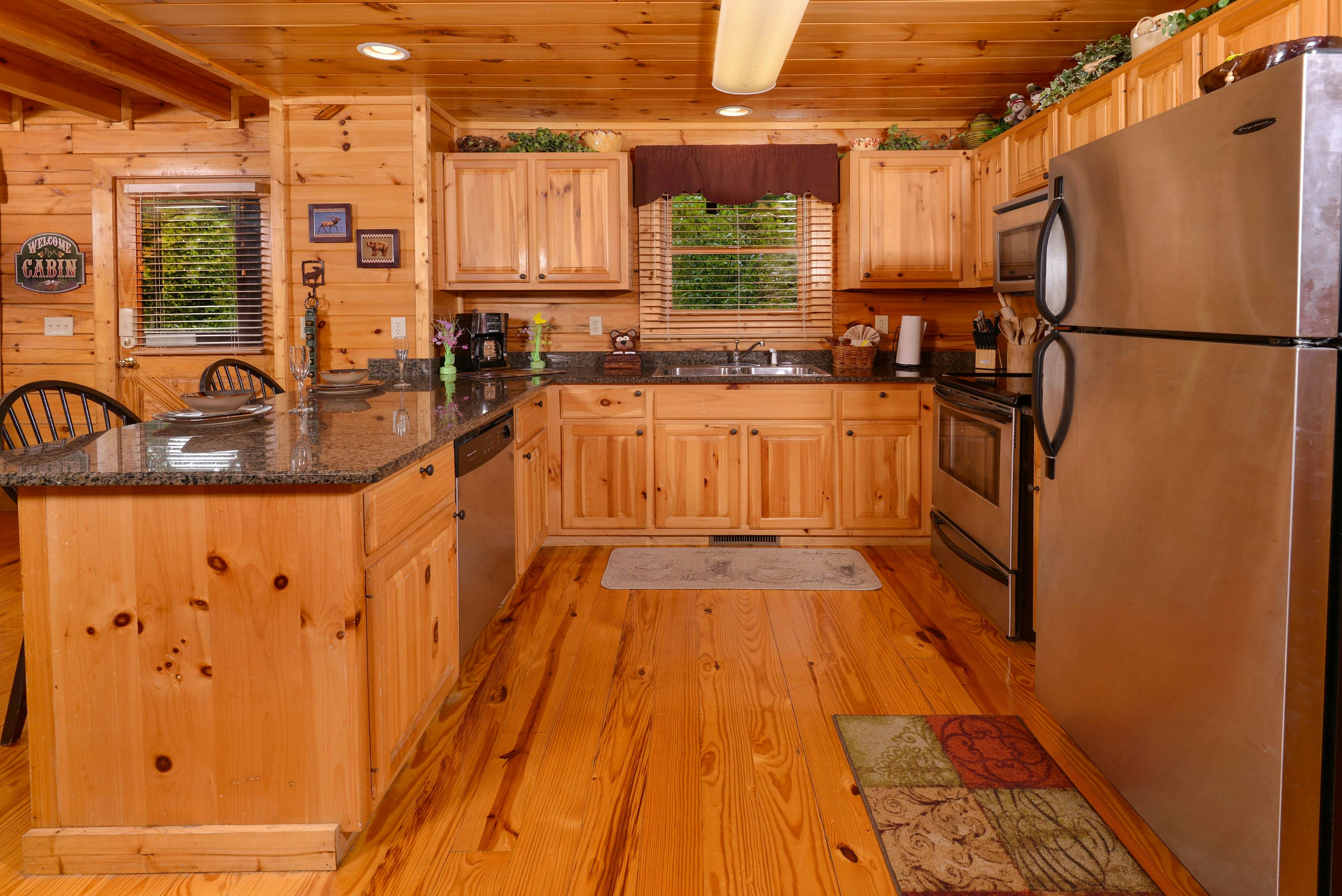 Scenic log cabin with hot tub, balcony, Free Attraction Tickets, & pool table