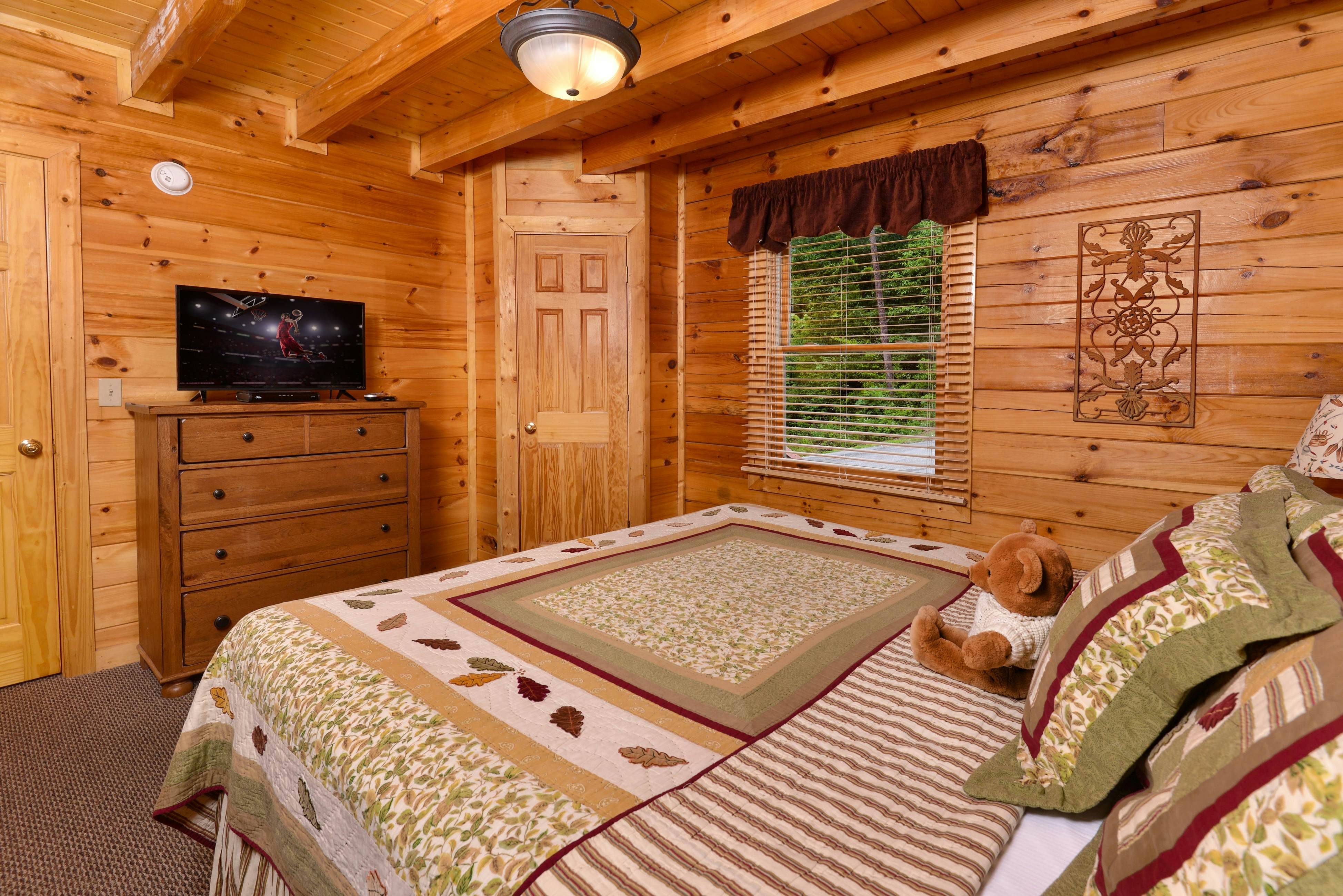 Scenic log cabin with hot tub, balcony, Free Attraction Tickets, & pool table