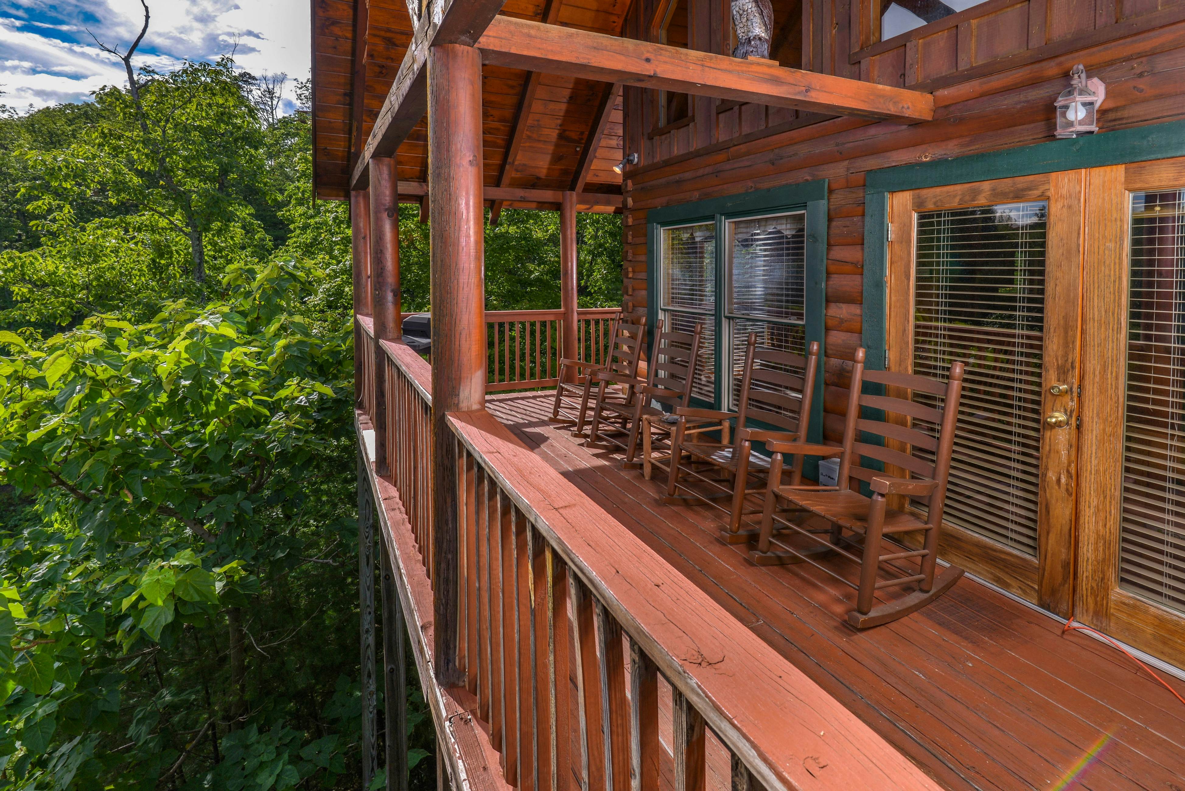Scenic log cabin with hot tub, balcony, Free Attraction Tickets, & pool table