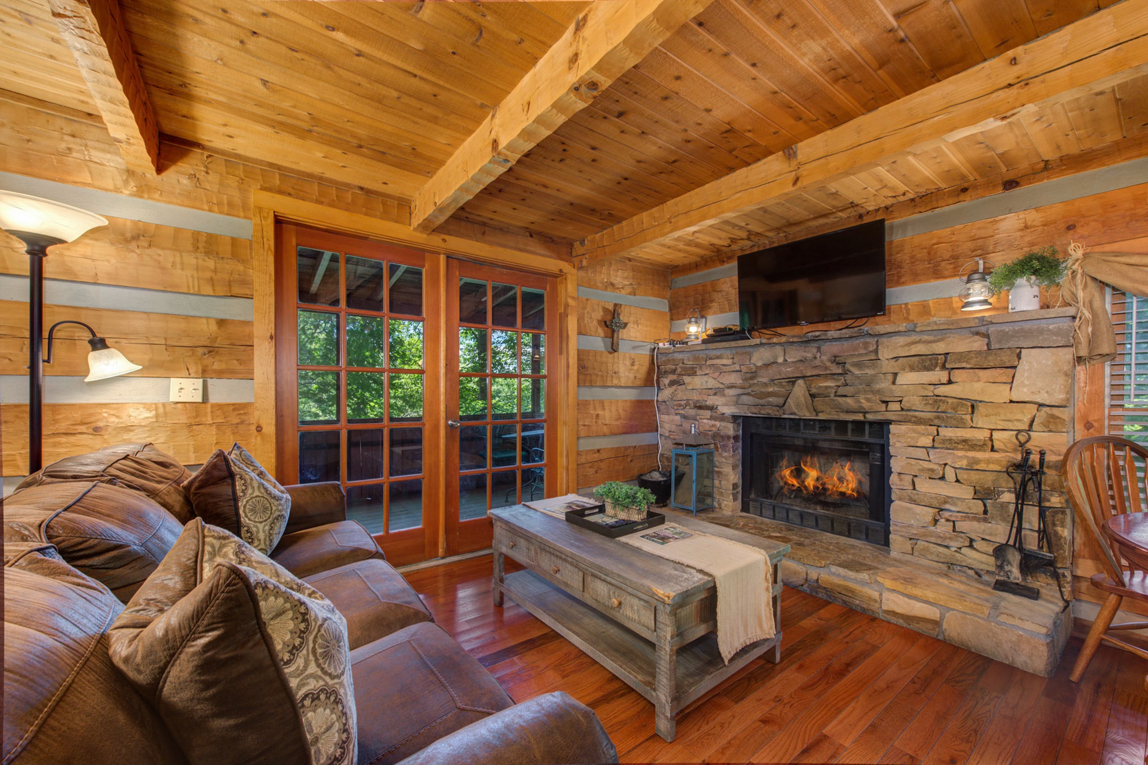 Dog Friendly Cabin, Sleeps 2・Screened Deck・Jet Tub