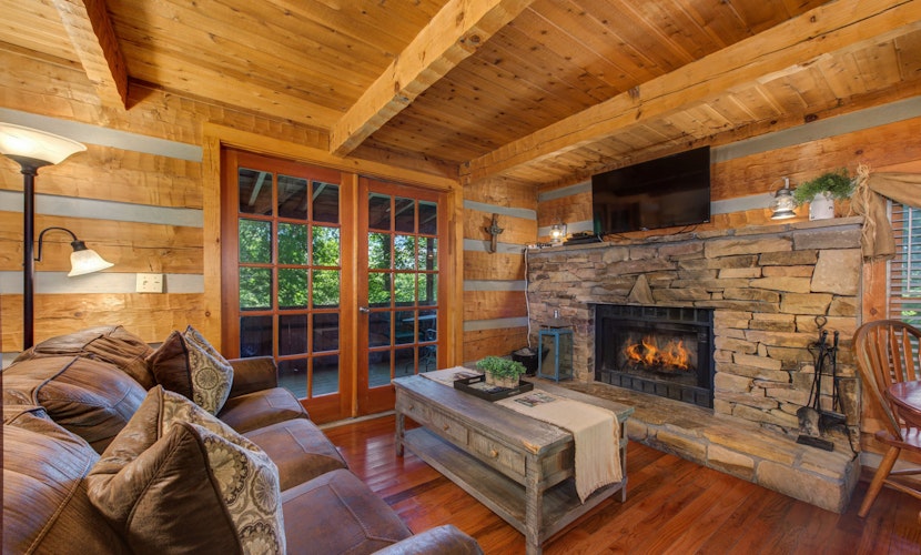 Dog Friendly Cabin, Sleeps 2・Screened Deck・Jet Tub