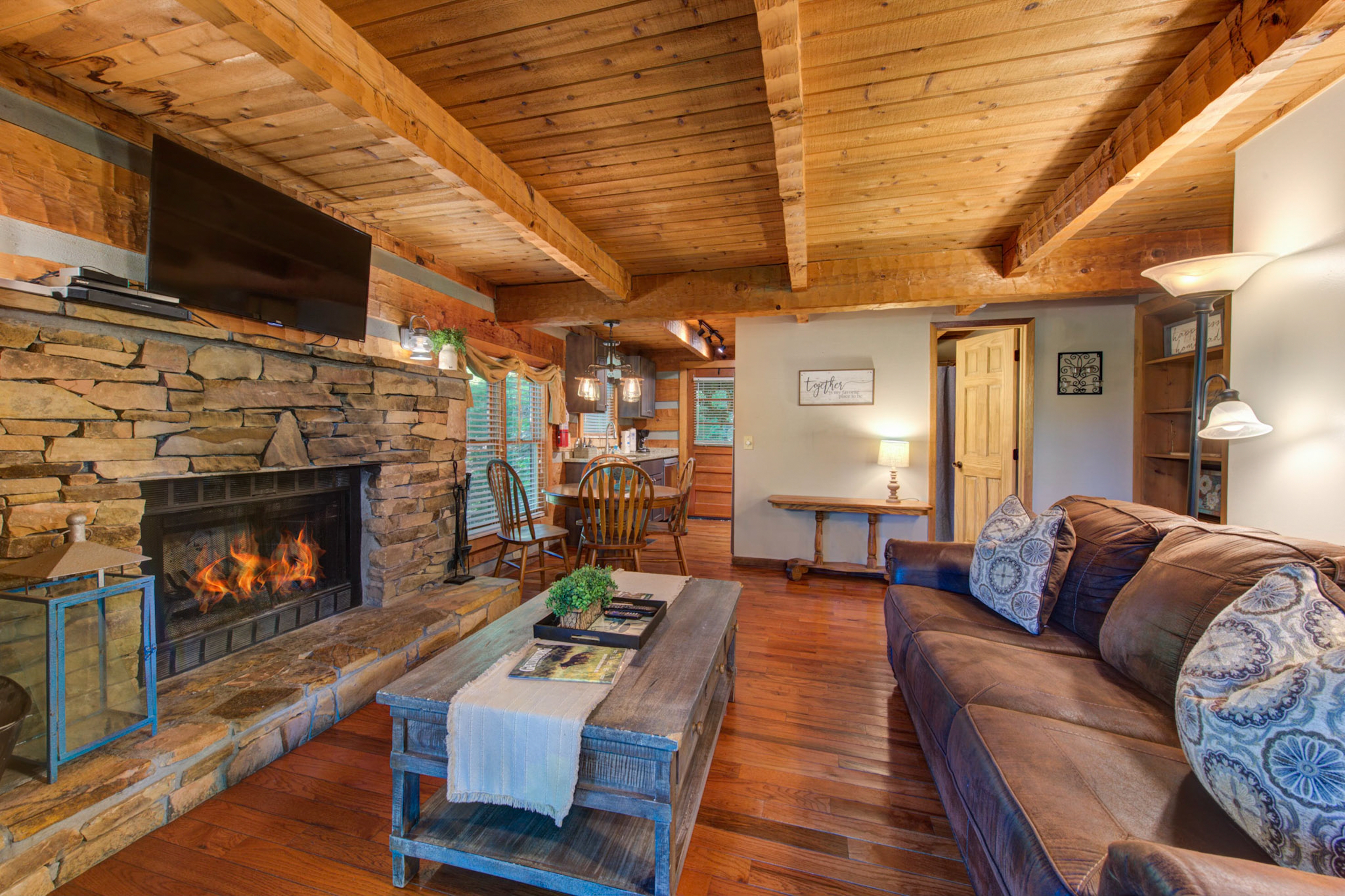 Dog Friendly Cabin, Sleeps 2・Screened Deck・Jet Tub