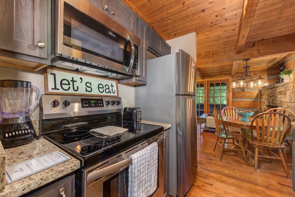 Dog Friendly Cabin, Sleeps 2・Screened Deck・Jet Tub