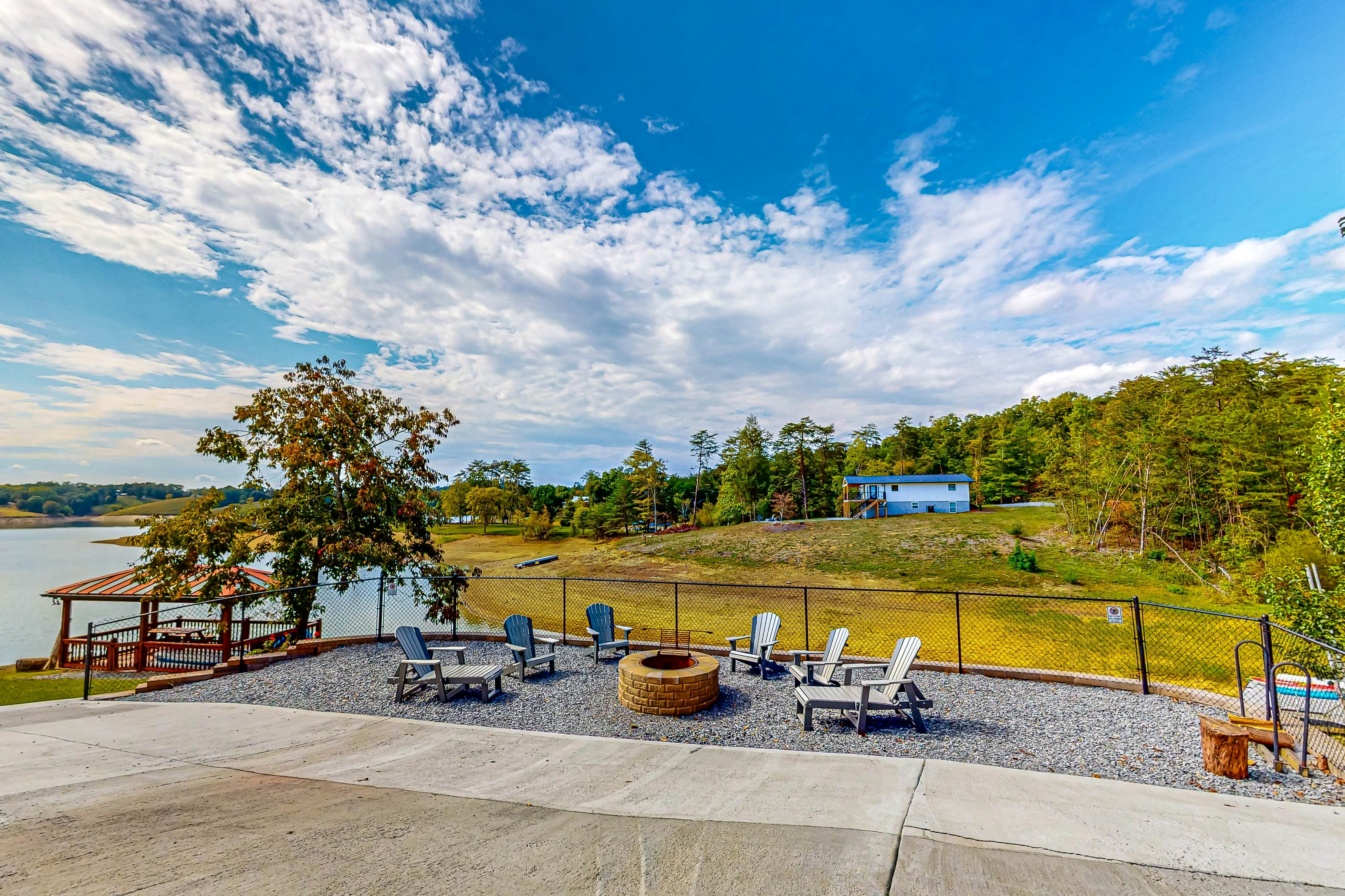 Lakefront Cabin W Views・Boat Ramp・Dock・Hot Tub