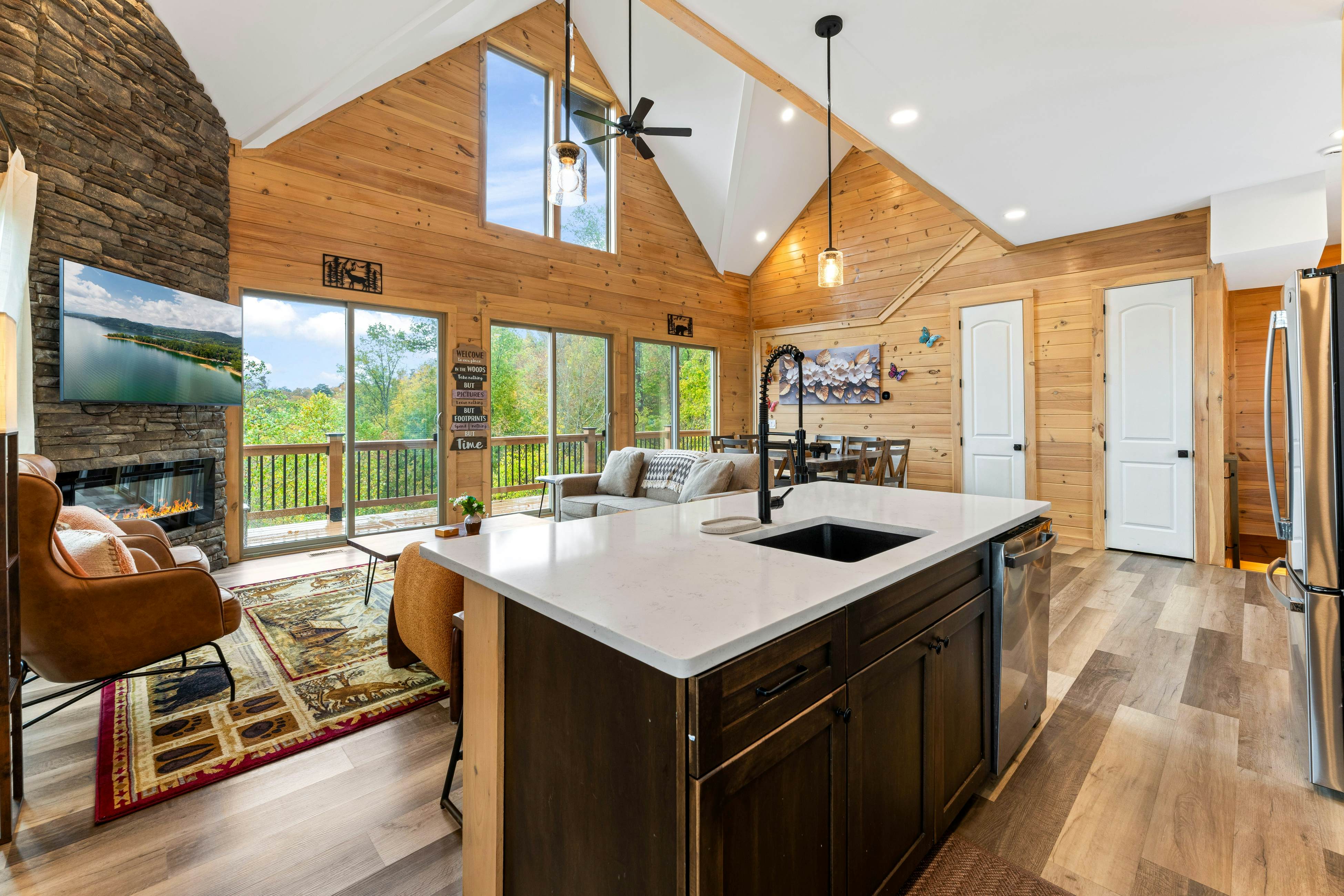 Lake View Cabin, Sleeps 10・Hot Tub・Games・Theater