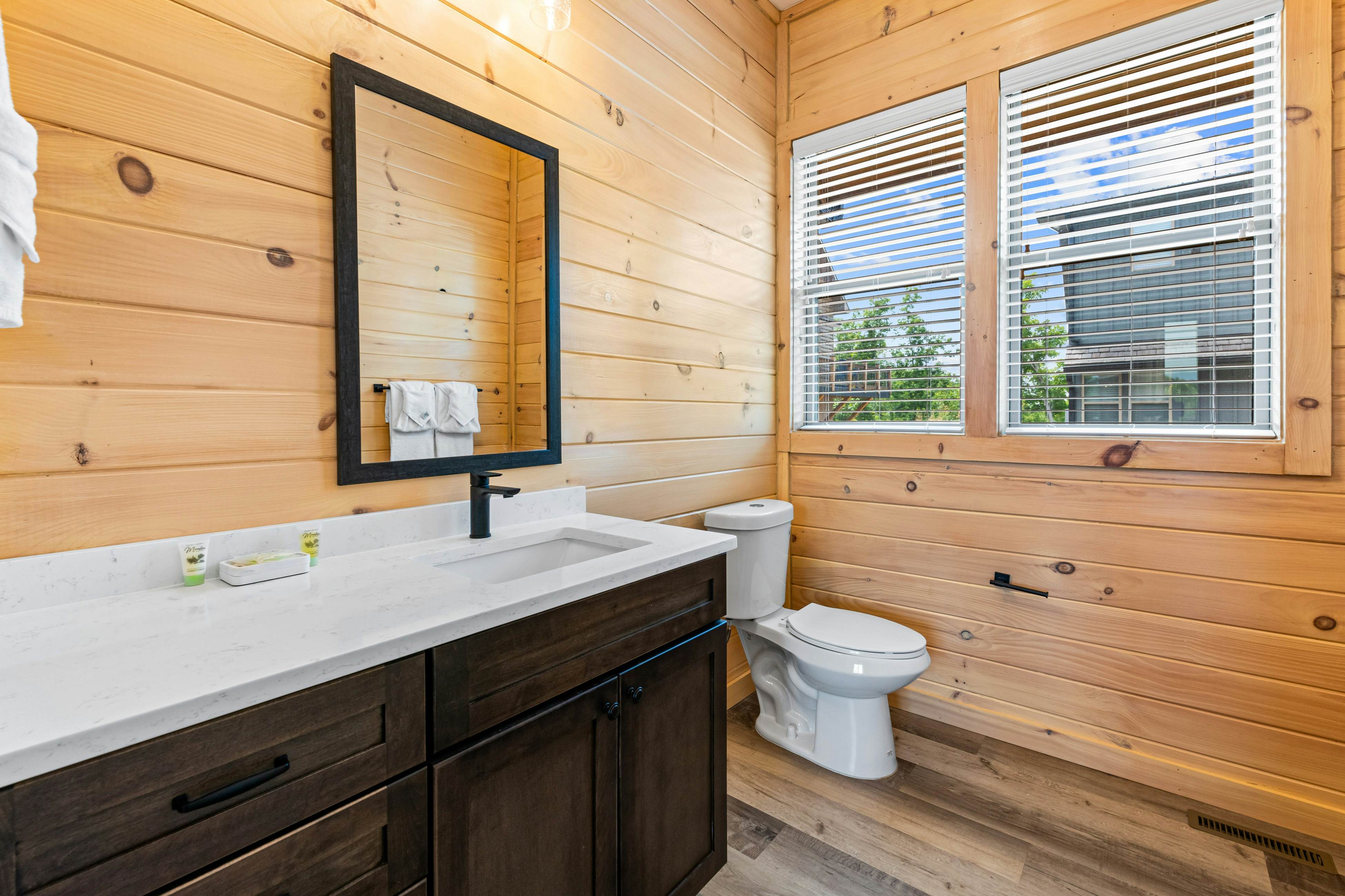 Lake View Cabin, Sleeps 10・Hot Tub・Games・Theater