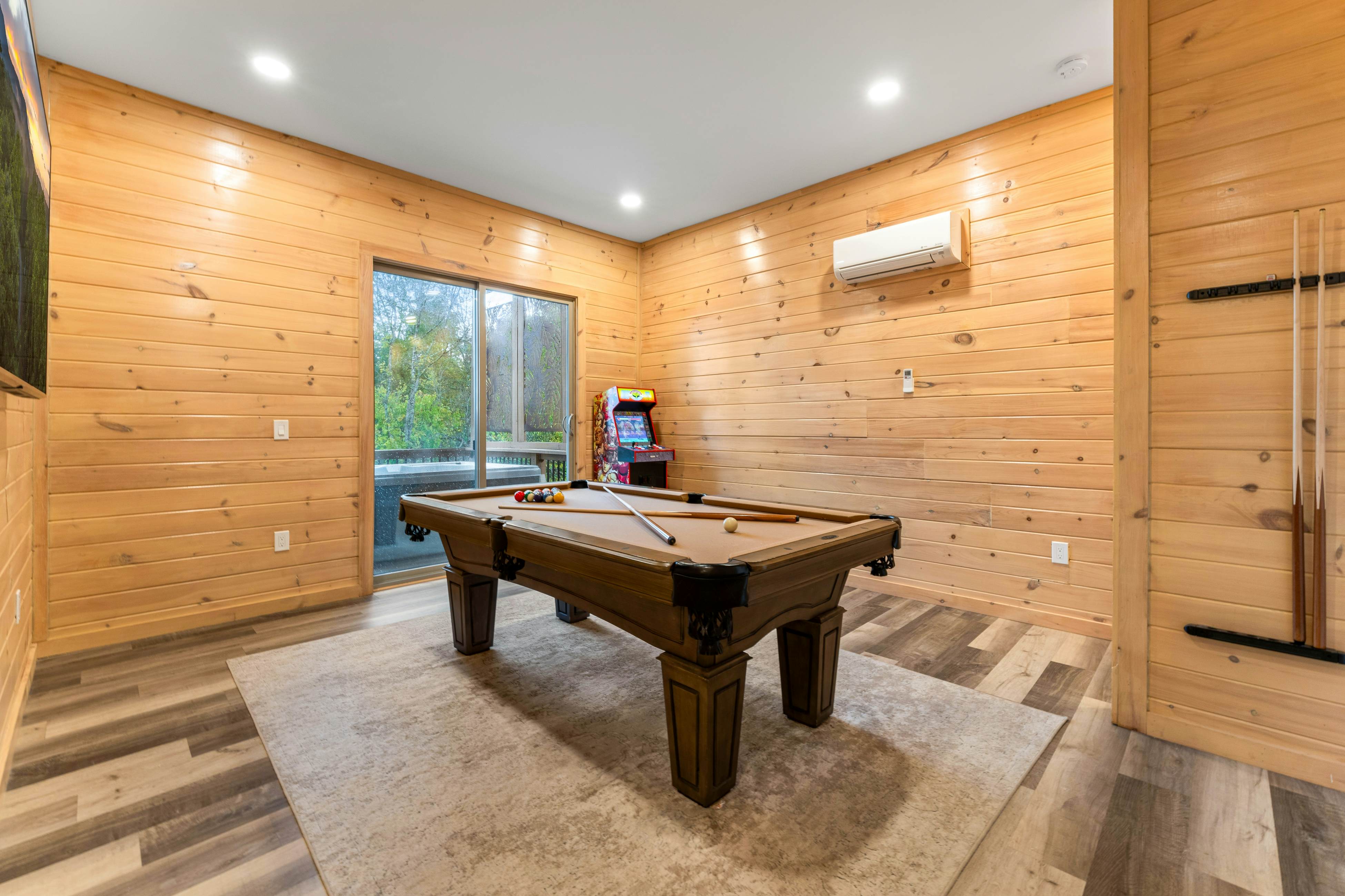 Lake View Cabin, Sleeps 10・Hot Tub・Games・Theater