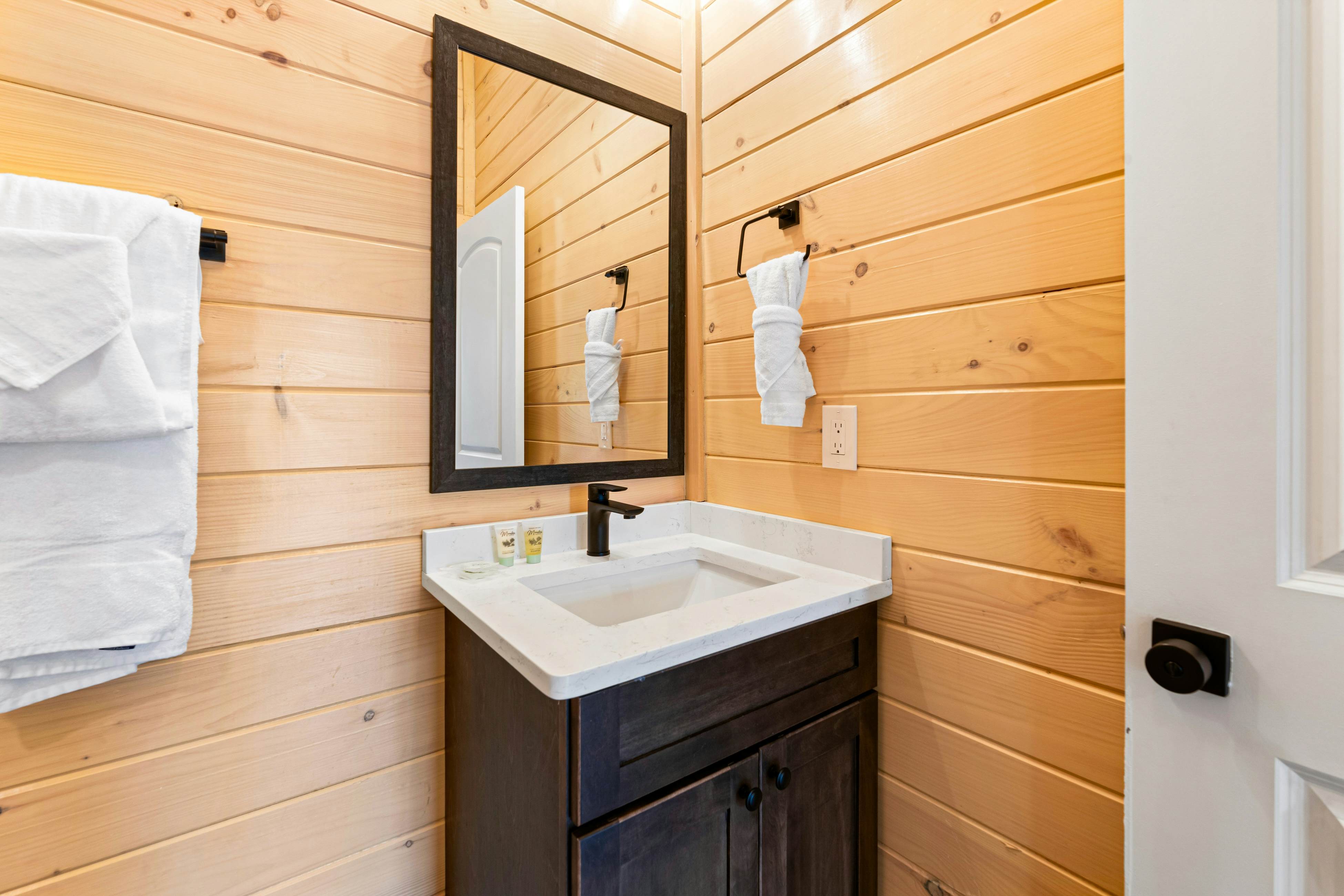 Lake View Cabin, Sleeps 10・Hot Tub・Games・Theater