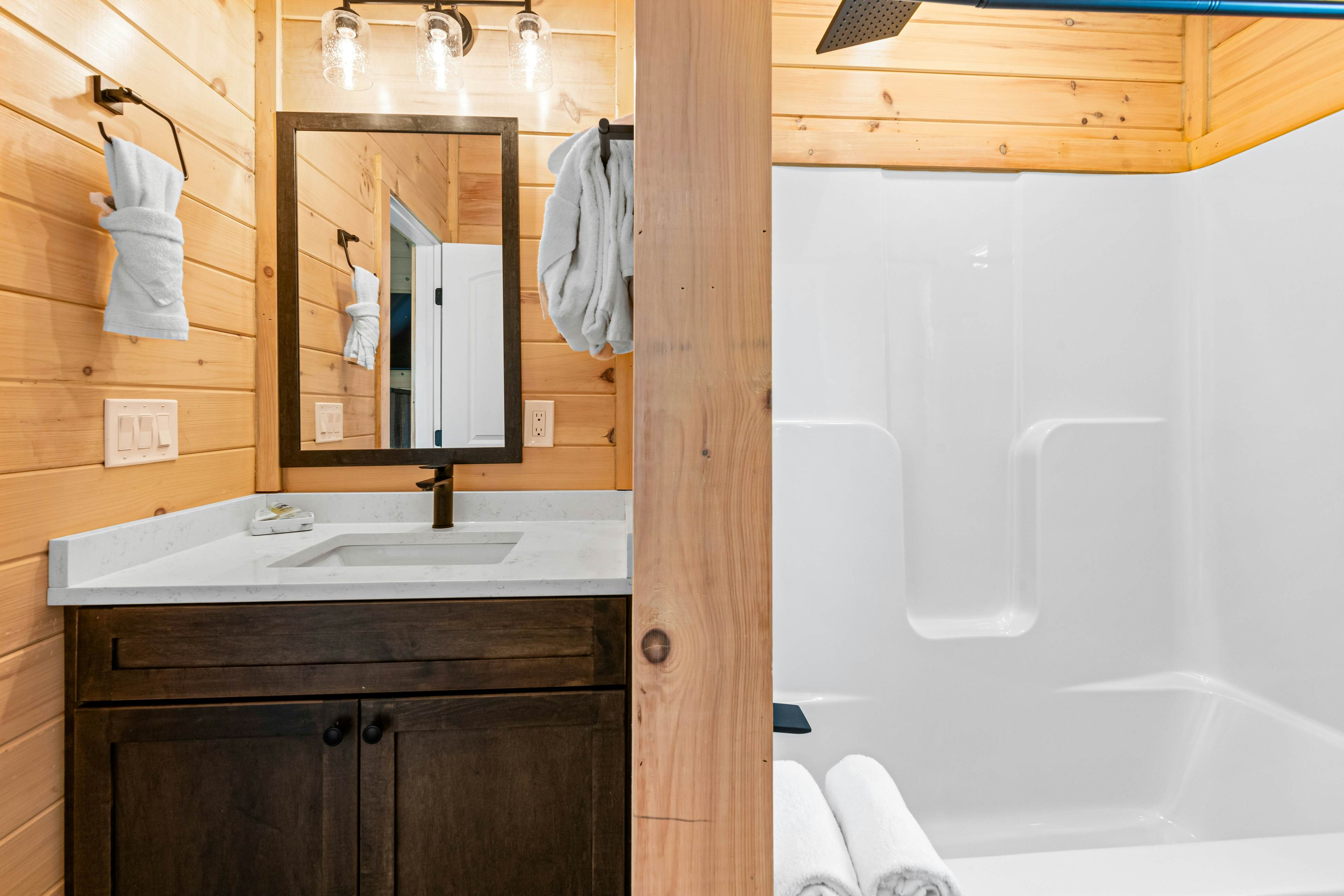 Lake View Cabin, Sleeps 10・Hot Tub・Games・Theater