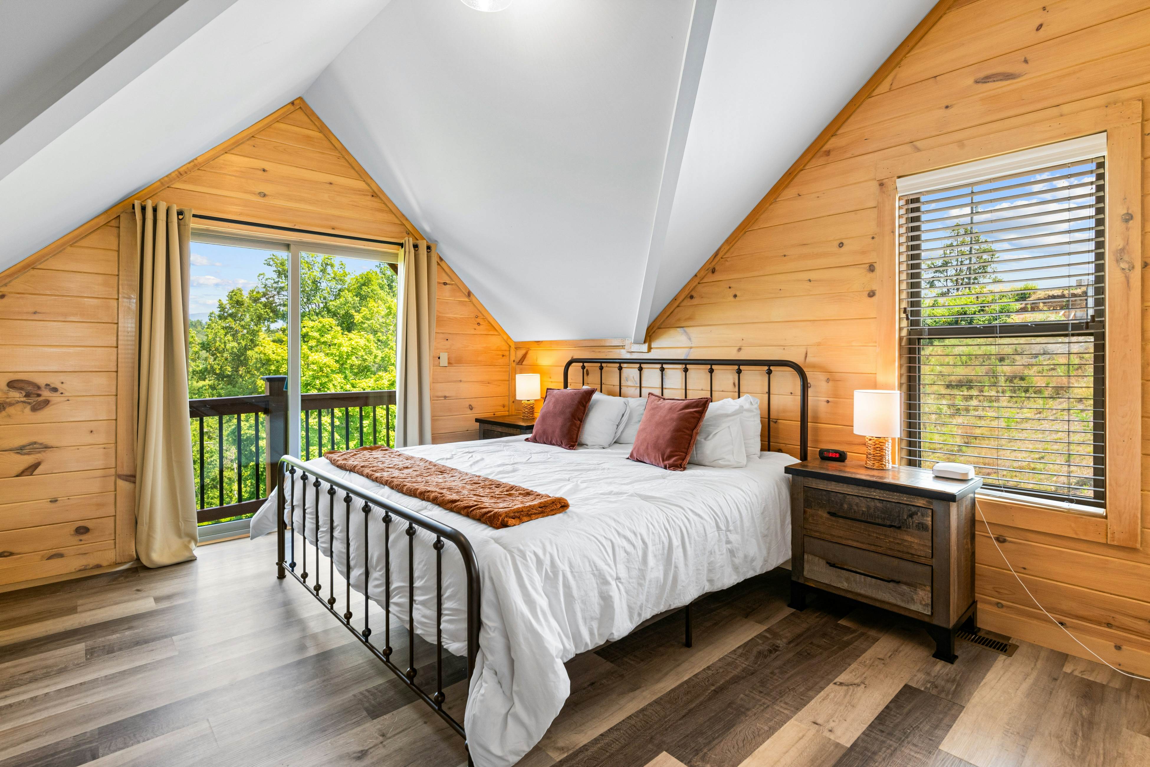 Lake View Cabin, Sleeps 10・Hot Tub・Games・Theater