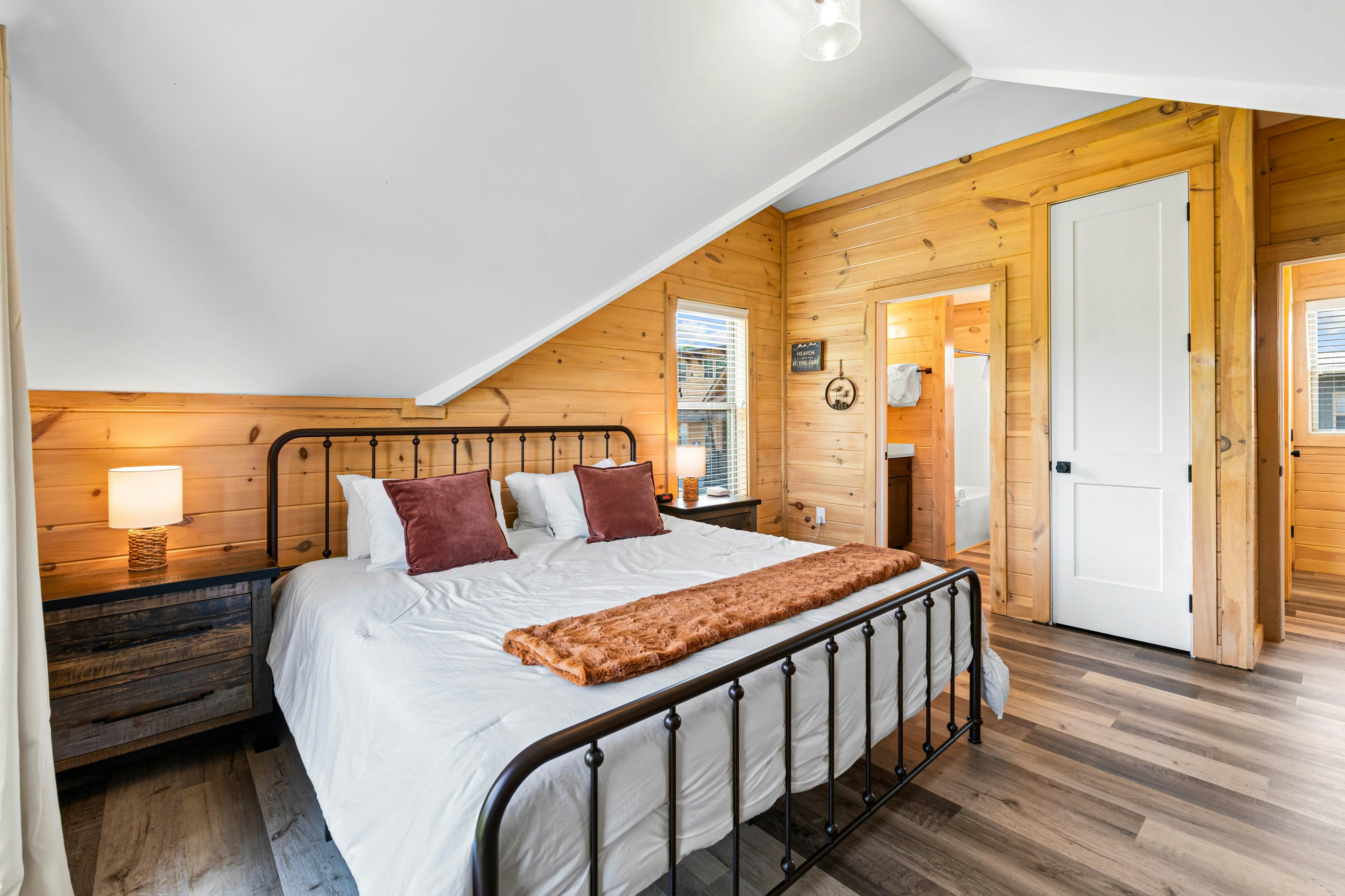 Lake View Cabin, Sleeps 10・Hot Tub・Games・Theater