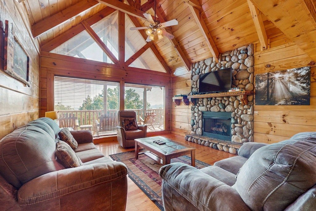 Homey Cabin, Sleeps 14, Hot Tub, Views, Near Golf Ski