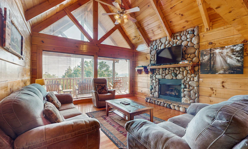 Homey Cabin, Sleeps 14, Hot Tub, Views, Near Golf Ski